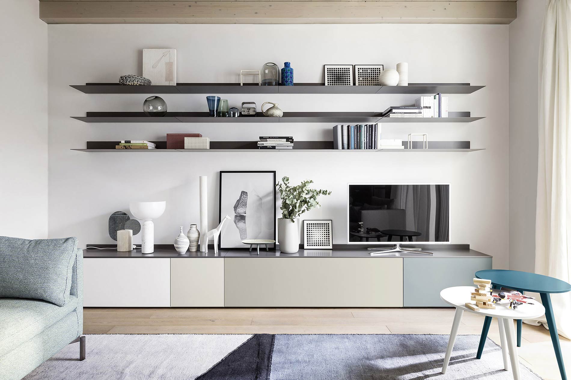 Dunne metalen wandplank