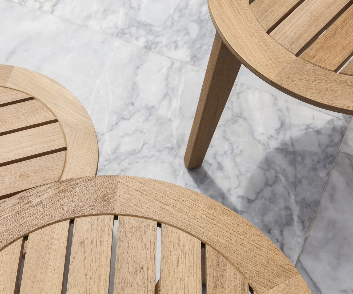 Oasiq Attol Teak Table d'appoint Détail du plateau et des pieds de table Oasiq Attol Teak Table d'appoint Détail du plateau et des pieds de table