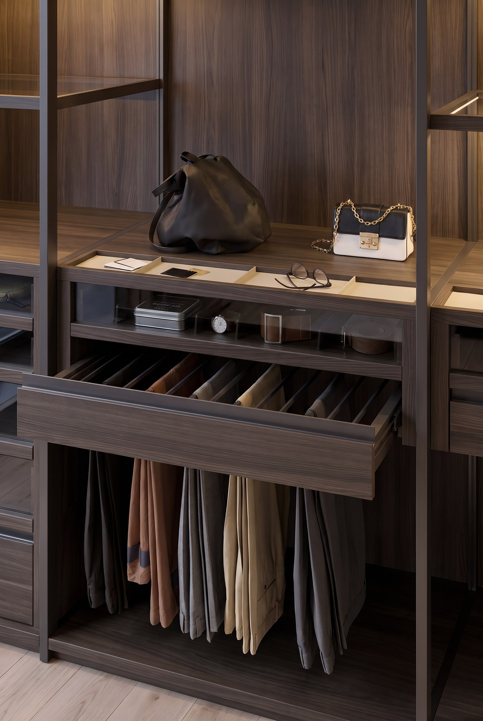 Vue d&eacute;taill&eacute;e d'un tiroir ouvert en d&eacute;cor bois avec un porte-pantalons int&eacute;gr&eacute; et un plateau plat pour accessoires au-dessus.