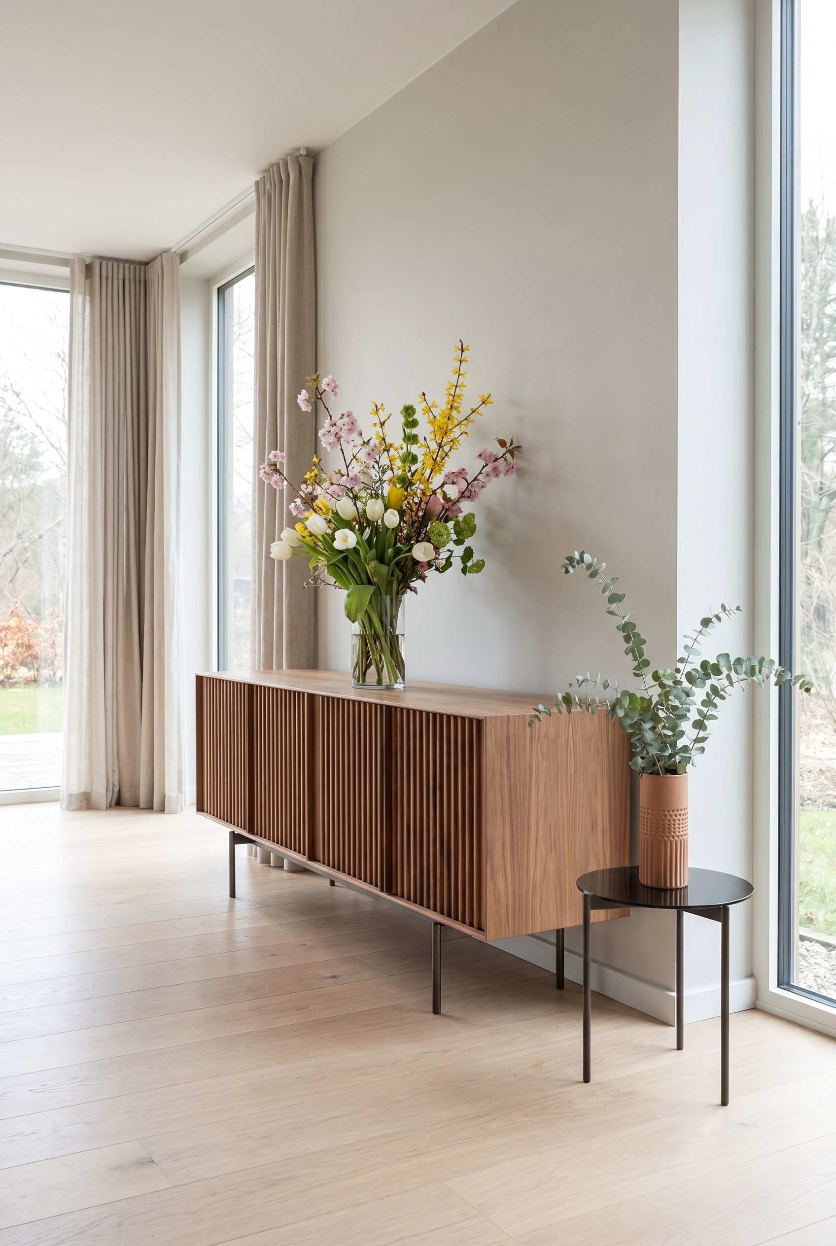 Salon minimaliste décoré avec un buffet en bois clair selon la règle des couleurs 60-30-10 Salon minimaliste décoré avec un buffet en bois clair selon la règle des couleurs 60-30-10