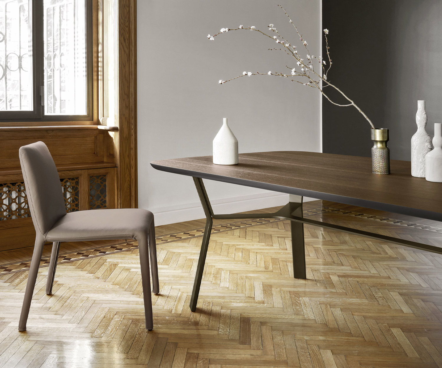 Finition en chêne brun Livitalia Table de salle à manger design Iron avec chaises de salle à manger