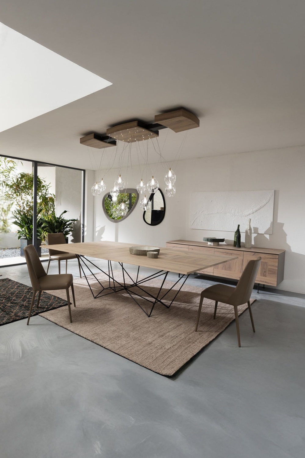 eettafel-met-gefineerd-tafelblad-en-creatief-onderstel-in-combinatie-met-eenvoudig-elegante-eetkamerstoelen