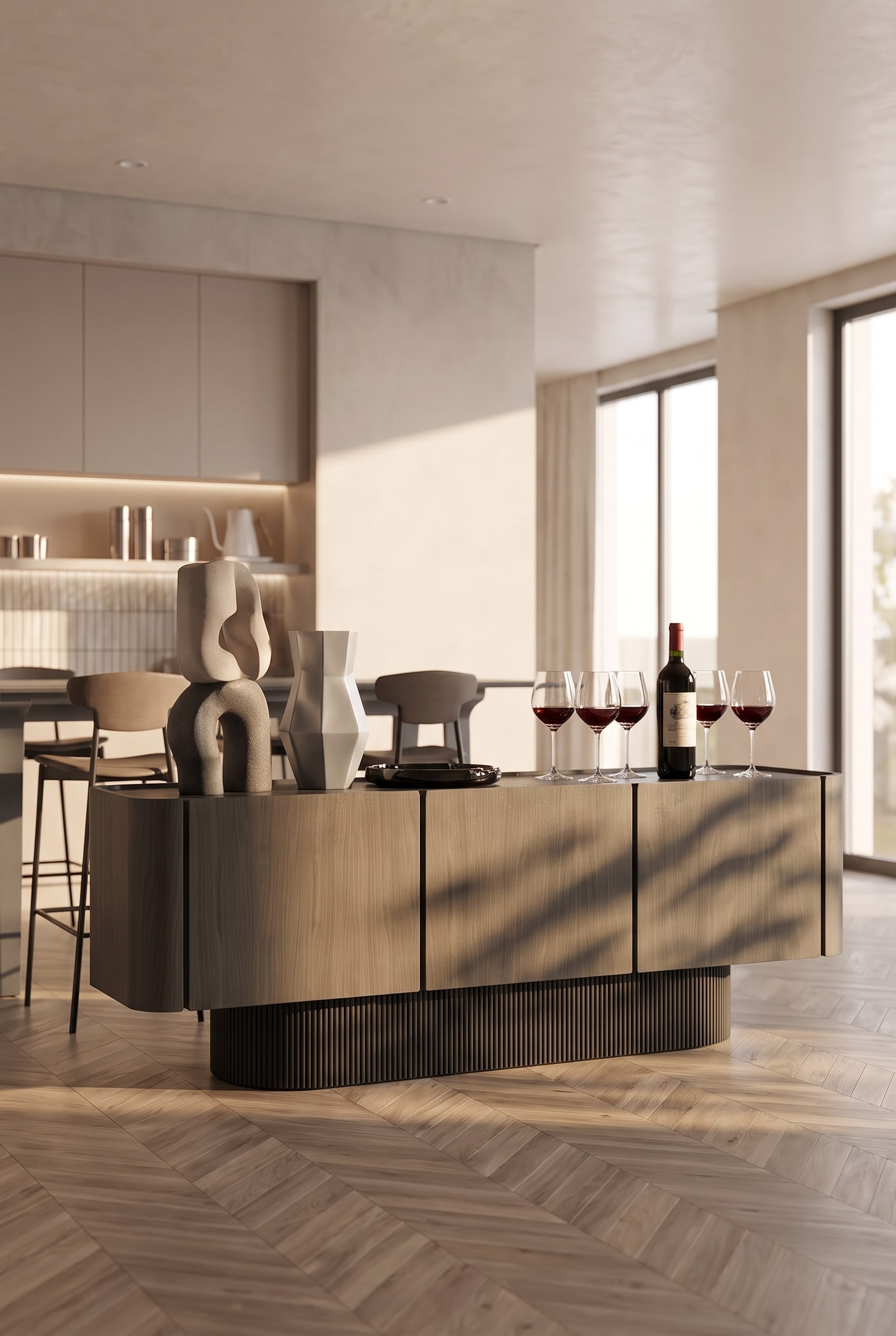 Salle &agrave; manger avec un luxueux buffet aux fa&ccedil;ades en bois cannel&eacute;, surmont&eacute; d'une lampe sculpturale, doux jeu d'ombres &agrave; travers de grandes fen&ecirc;tres