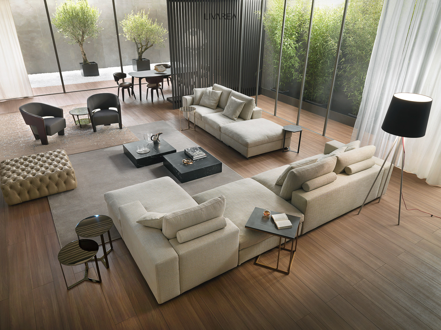 Ruime zithoek met chaise longue hoekbank en poef Ruime zithoek met chaise longue hoekbank en poef