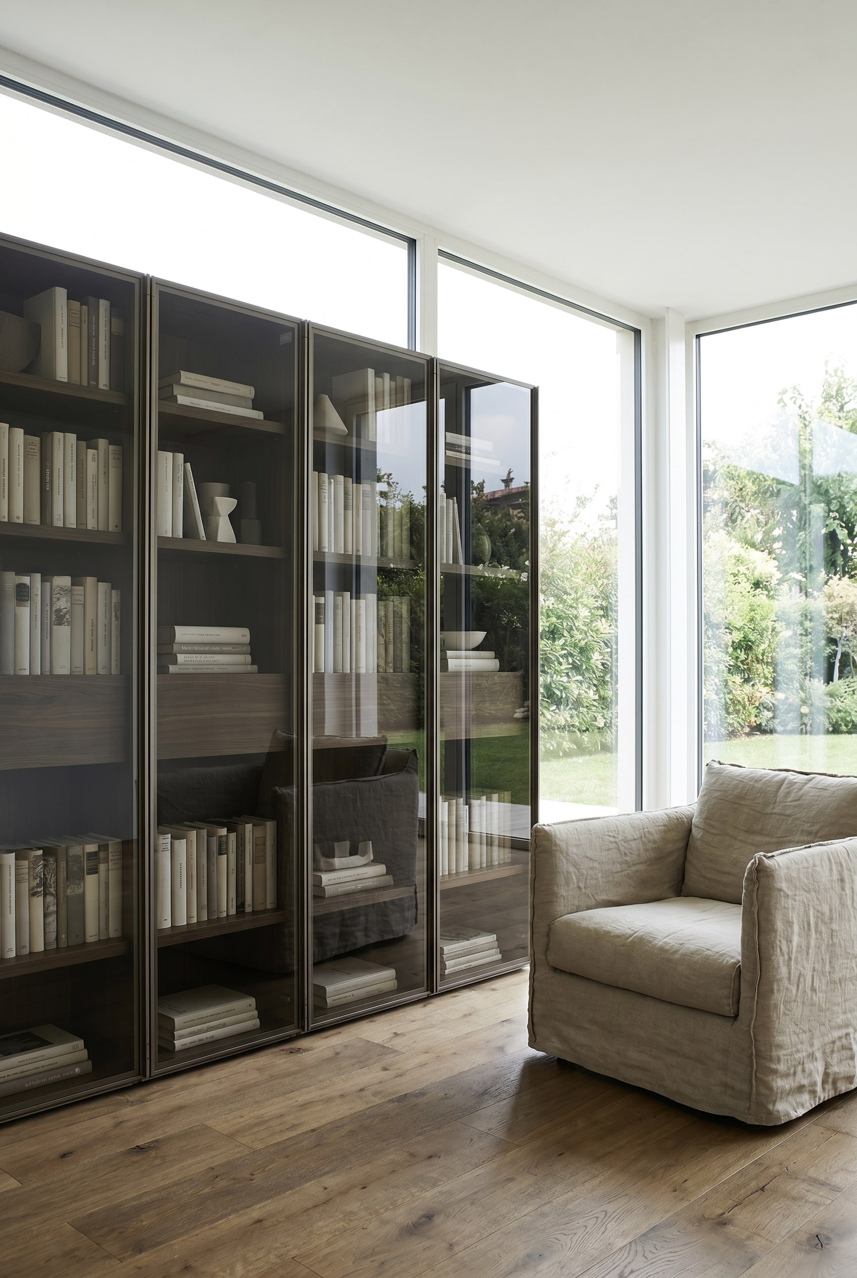 &Eacute;tag&egrave;re en bois v&eacute;ritable marron fonc&eacute; avec portes vitr&eacute;es teint&eacute;es et &eacute;clairage LED int&eacute;gr&eacute; dans un salon puriste