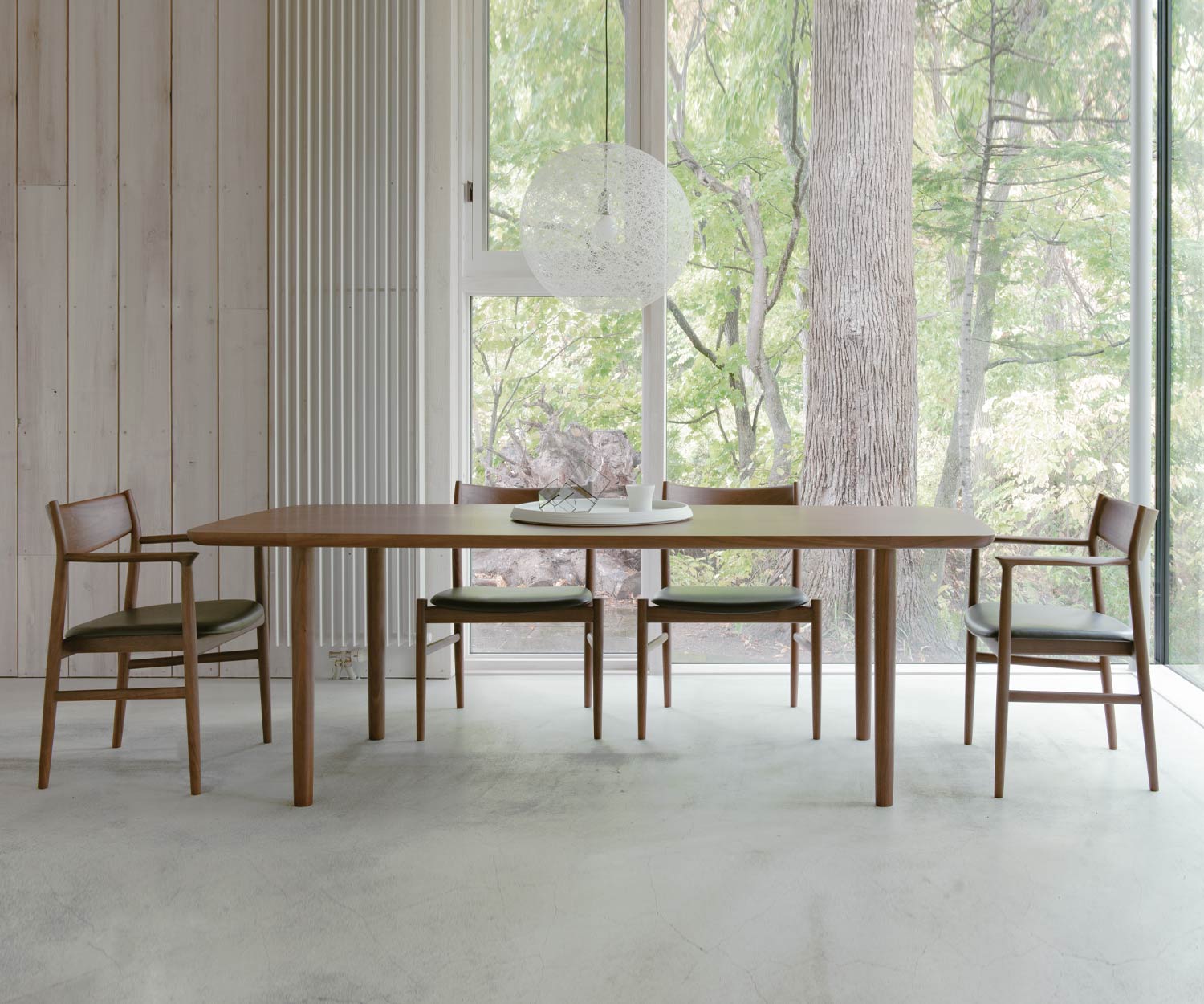 Table design exclusive Conde House Kamuy avec piétement en bois massif dans le salon