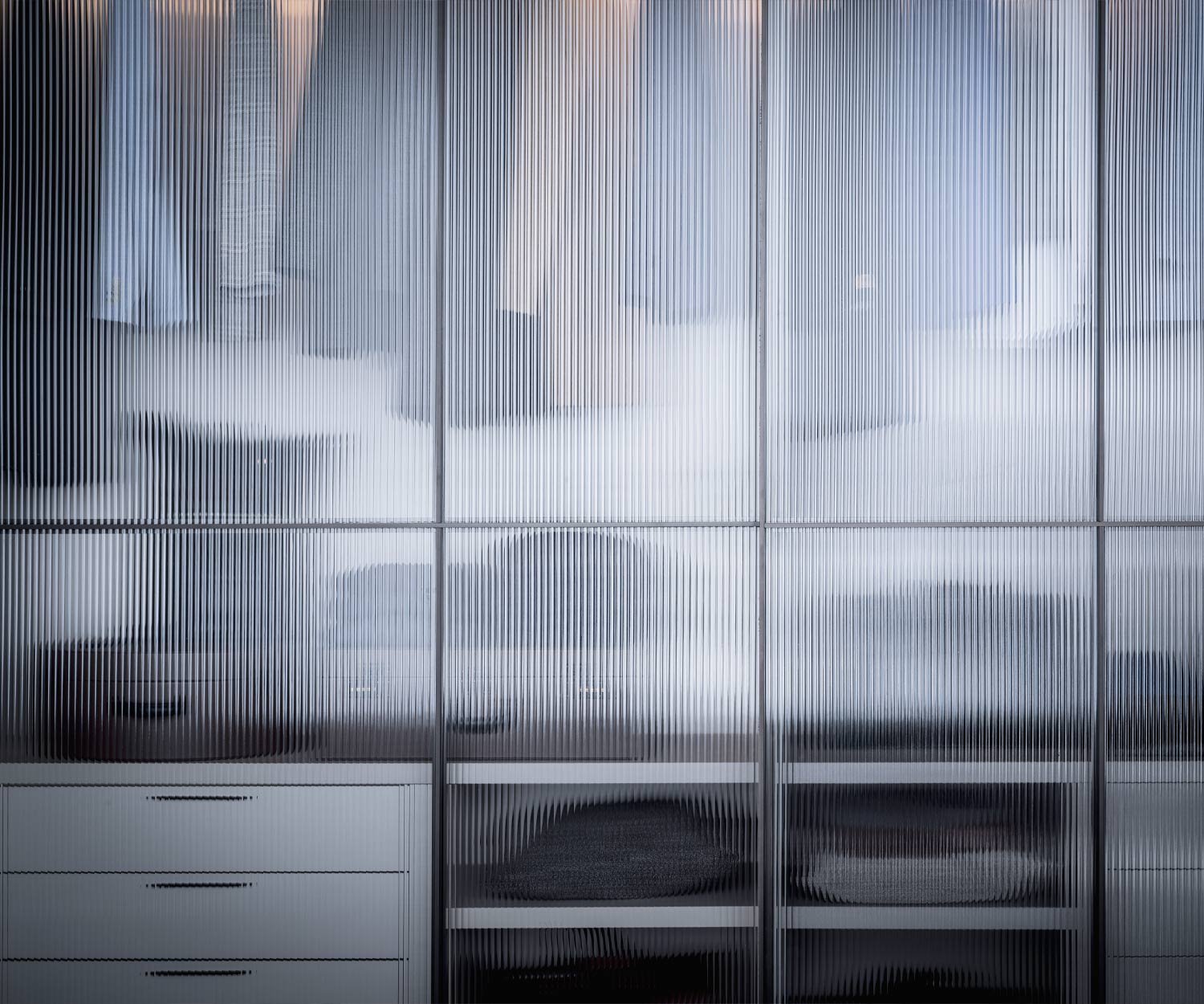 Detail van de glazen schuifdeuren van de Layer design kledingkast Detail van de glazen schuifdeuren van de Layer design kledingkast