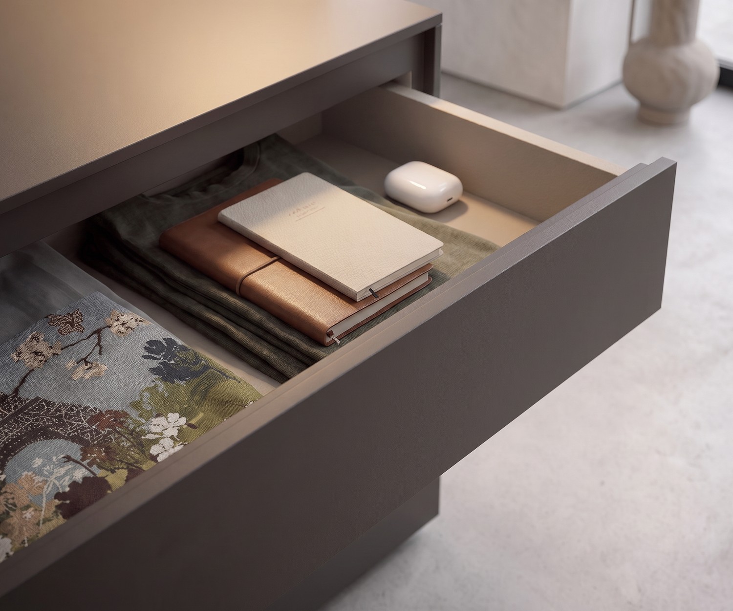 Moderne Easy ladekast met 3 laden Easy design ladekast van Novamobili met 3 laden in wit, minimalistische slaapkamercommode met bijpassende spiegel.
