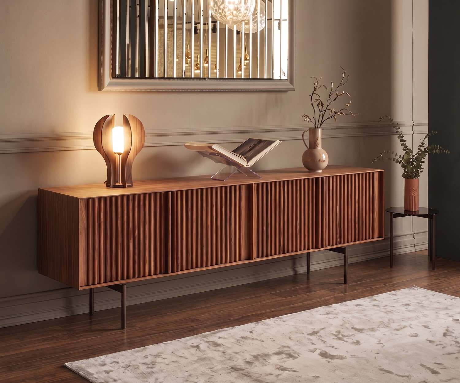 Buffet design exclusif pour salon sur pieds en noyer avec portes à lamelles Buffet design exclusif pour salon sur pieds en noyer avec portes à lamelles