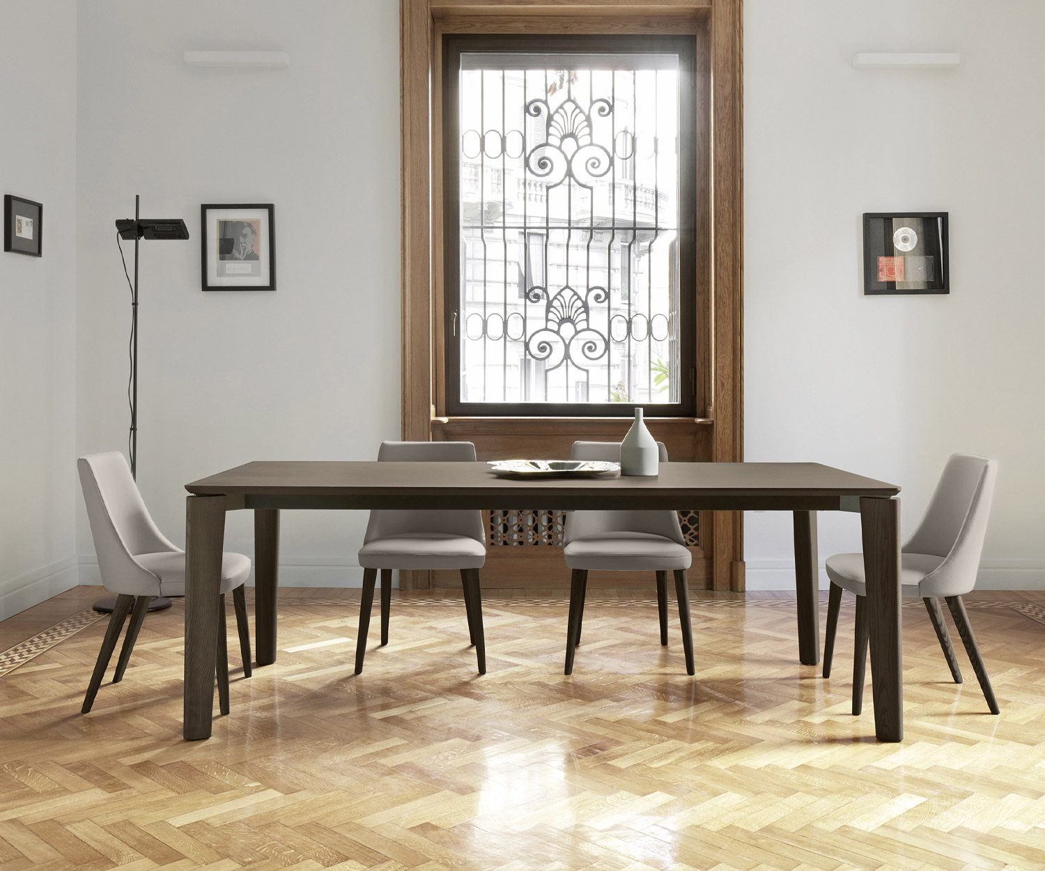 Chaise de salle à manger moderne Livitalia Eva avec revêtement gris clair dans la salle à manger à une grande table