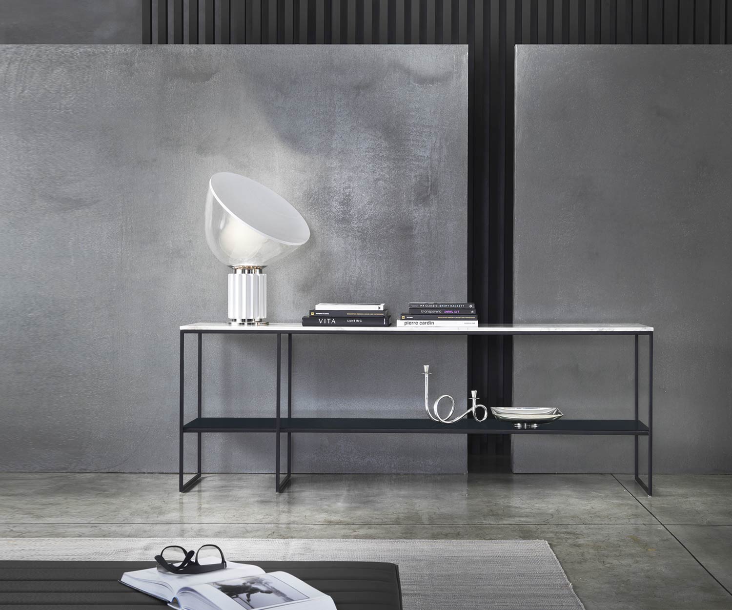 Exclusif Marelli Console design Frame avec plateau en marbre on top Plateau inférieur en verre Exclusif Marelli Console design Frame avec plateau en marbre on top Plateau inférieur en verre