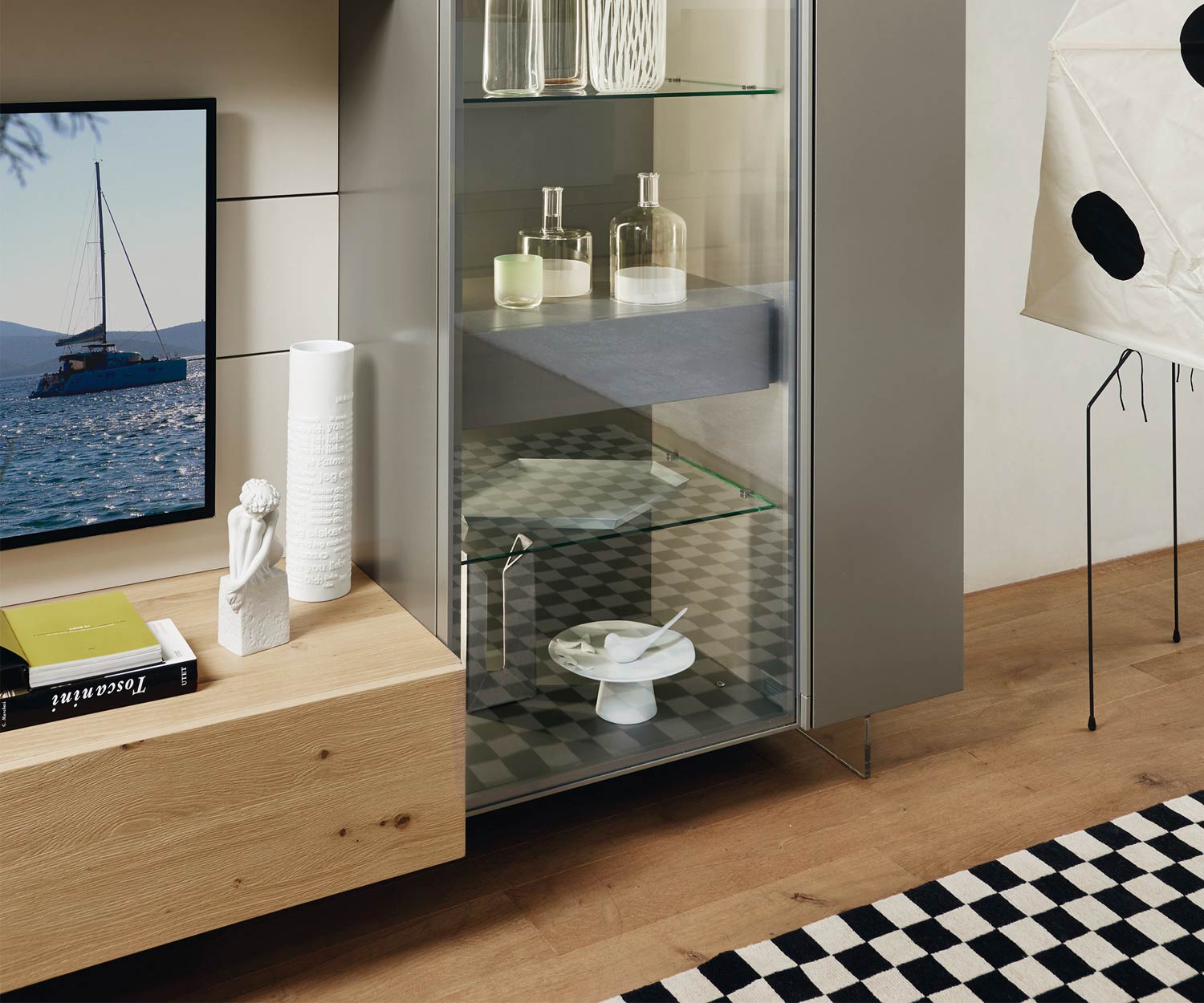 Modern Livitalia Design wandmeubel C42 in detail Zicht op de glazen kast in grijs Modern Livitalia Design wandmeubel C42 in detail Zicht op de glazen kast in grijs