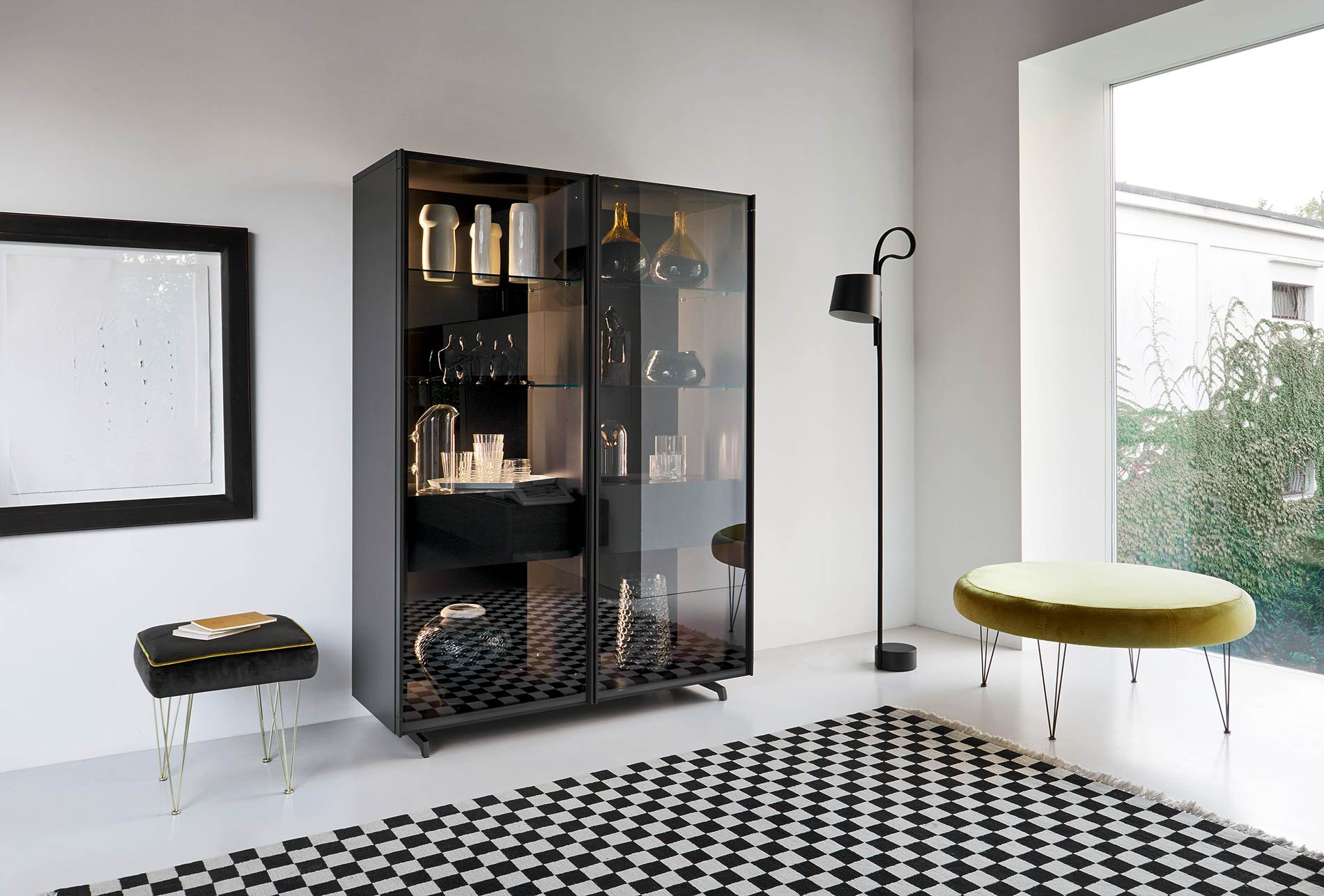 Moderne glazen kast met getinte ruiten
