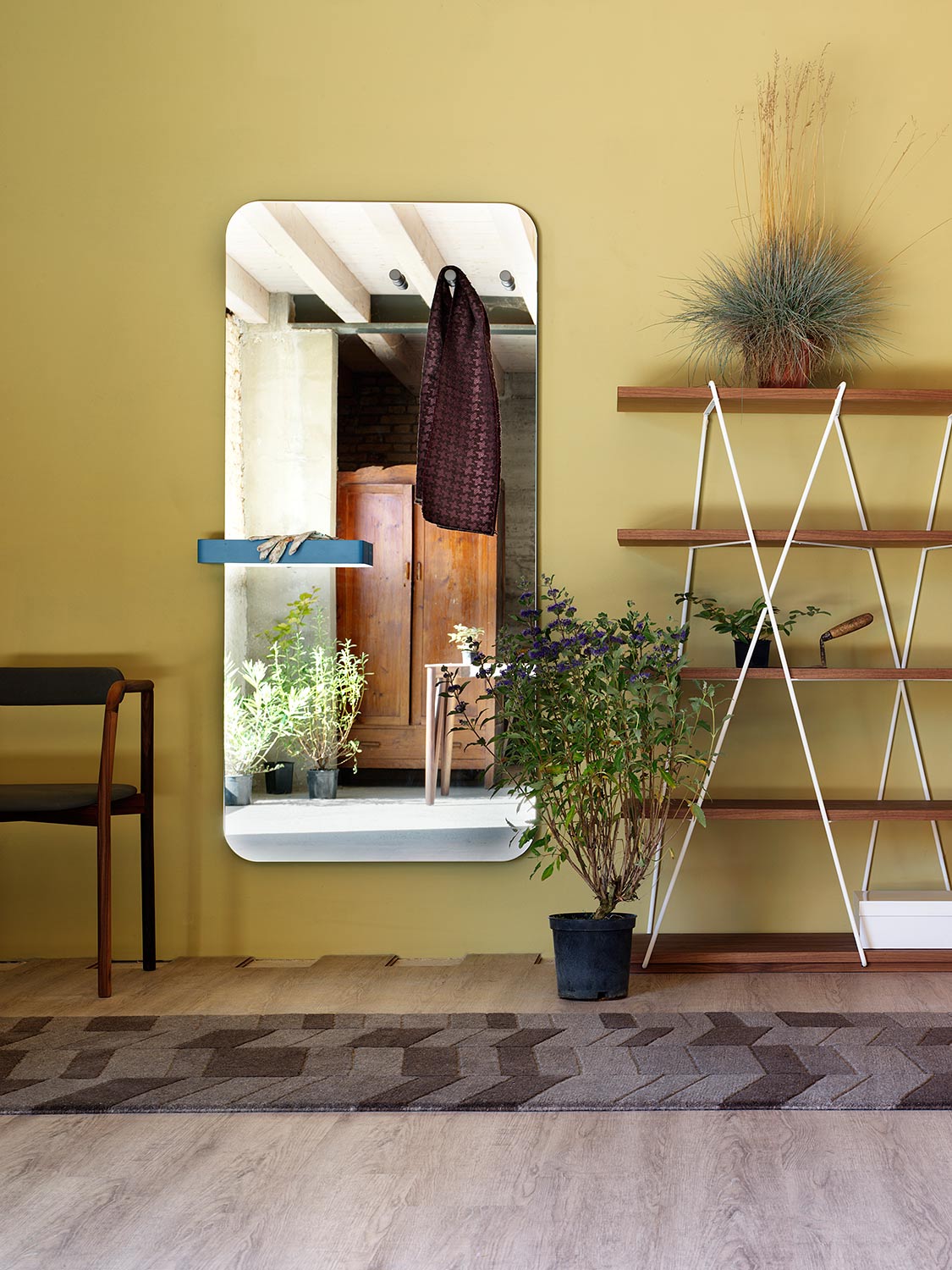 Designspiegel met kapstok en plank