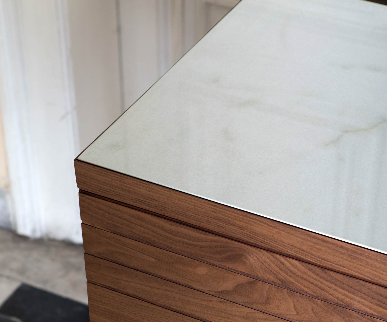 Woonkamer ontwerp al2 Dressoir o rizon detail met blad in Calacatta keramiek Woonkamer ontwerp al2 Dressoir o rizon detail met blad in Calacatta keramiek