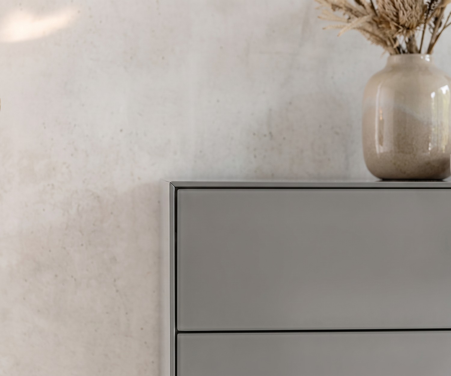 Grijze minimalistische hoge ladekast Livitalia Ecletto Hoge ladekast Livitalia Ecletto voor de slaapkamer in grijs, minimalistische greeploze designkast.