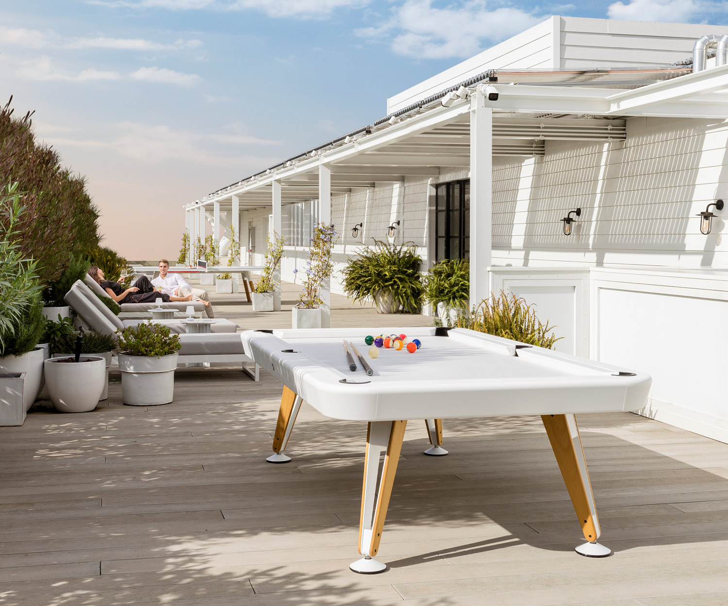 Luxe design pooltafel RS Barcelona Diagonaal op een ruime veranda van het hotelcomplex