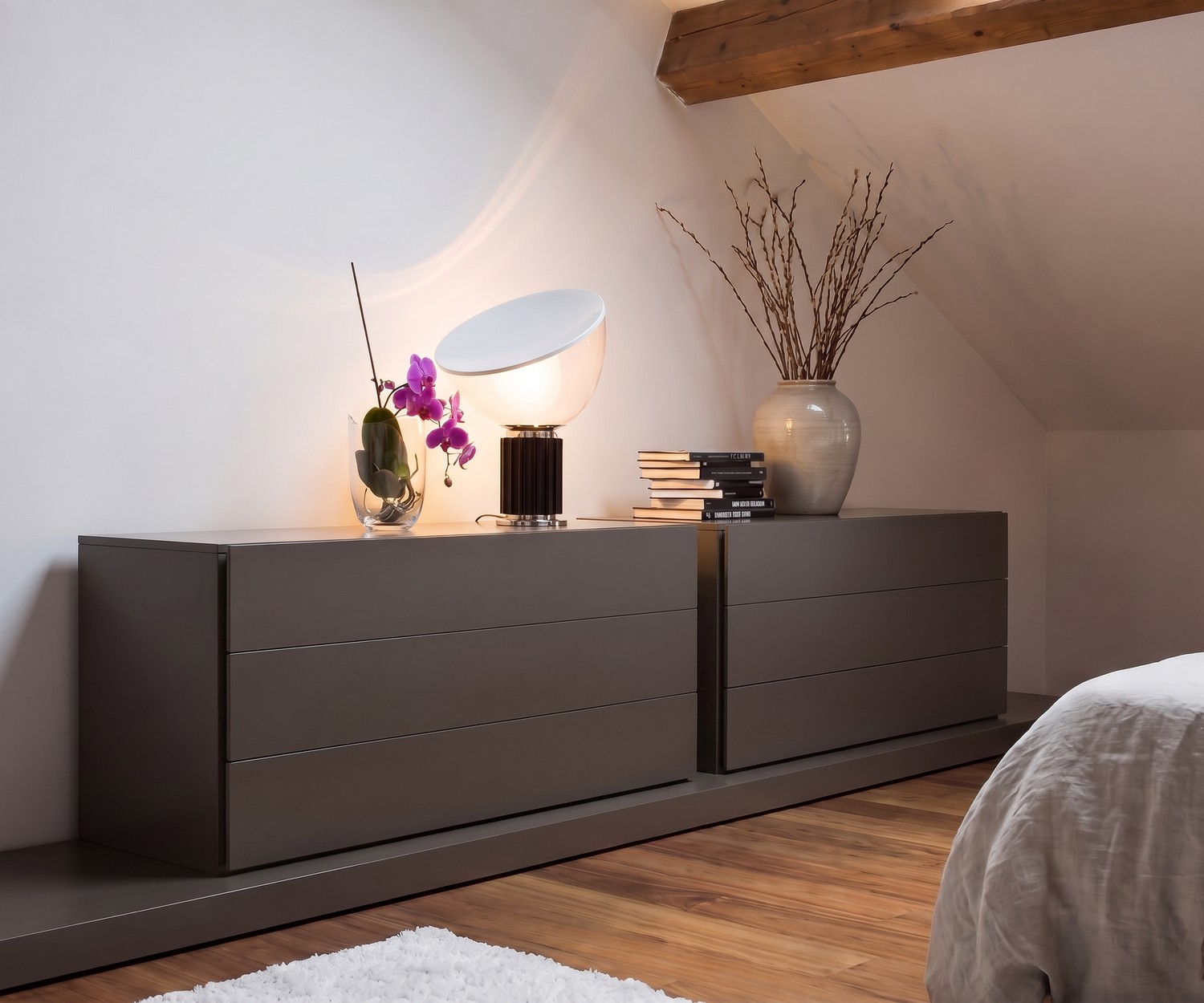 Commode 3 tiroirs Novamobili Easy Commode Easy 3 tiroirs Novamobili pour chambre, design moderne gris sous combles avec lampe de table et décoration.
