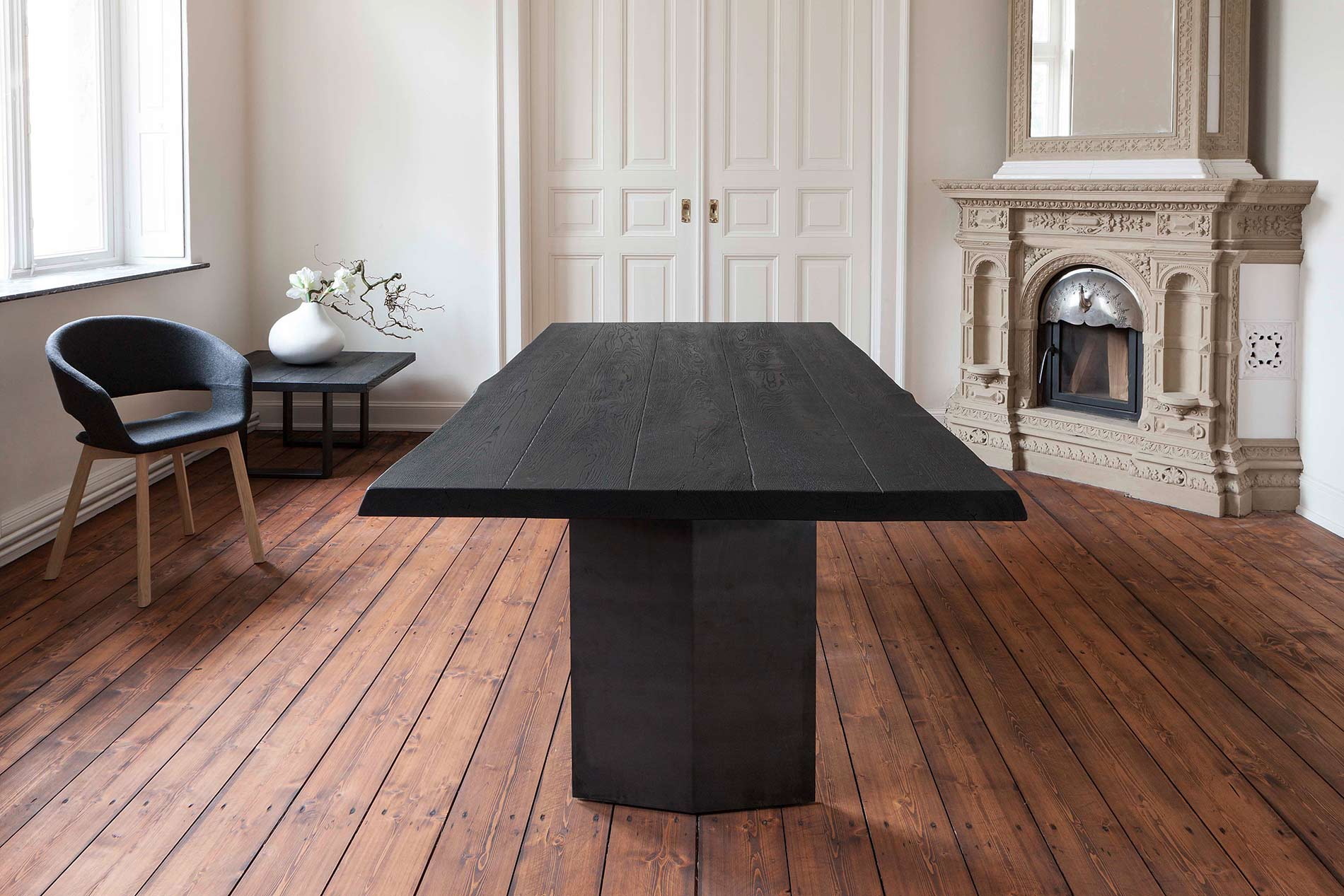 Zwarte massief houten tafel Zwarte massief houten tafel