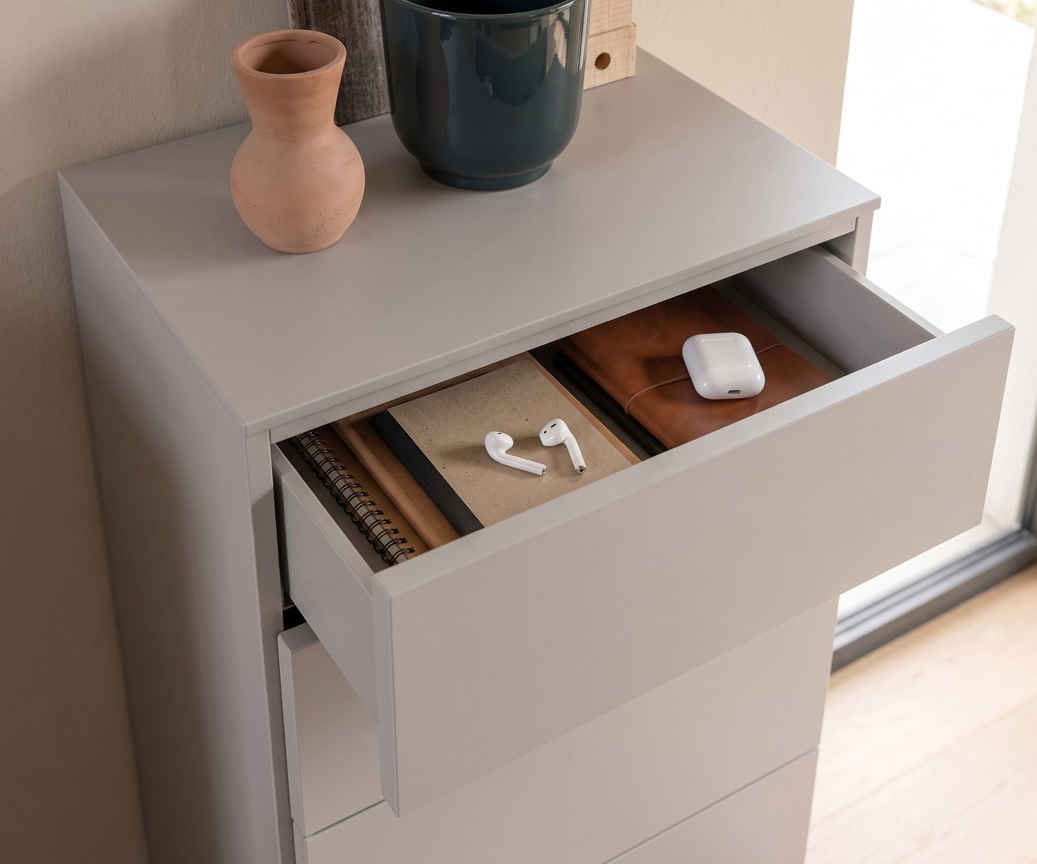 Chiffonnier Easy pour chambre avec tiroir ouvert montrant du rangement, en beige mat, de style moderne et minimaliste.
