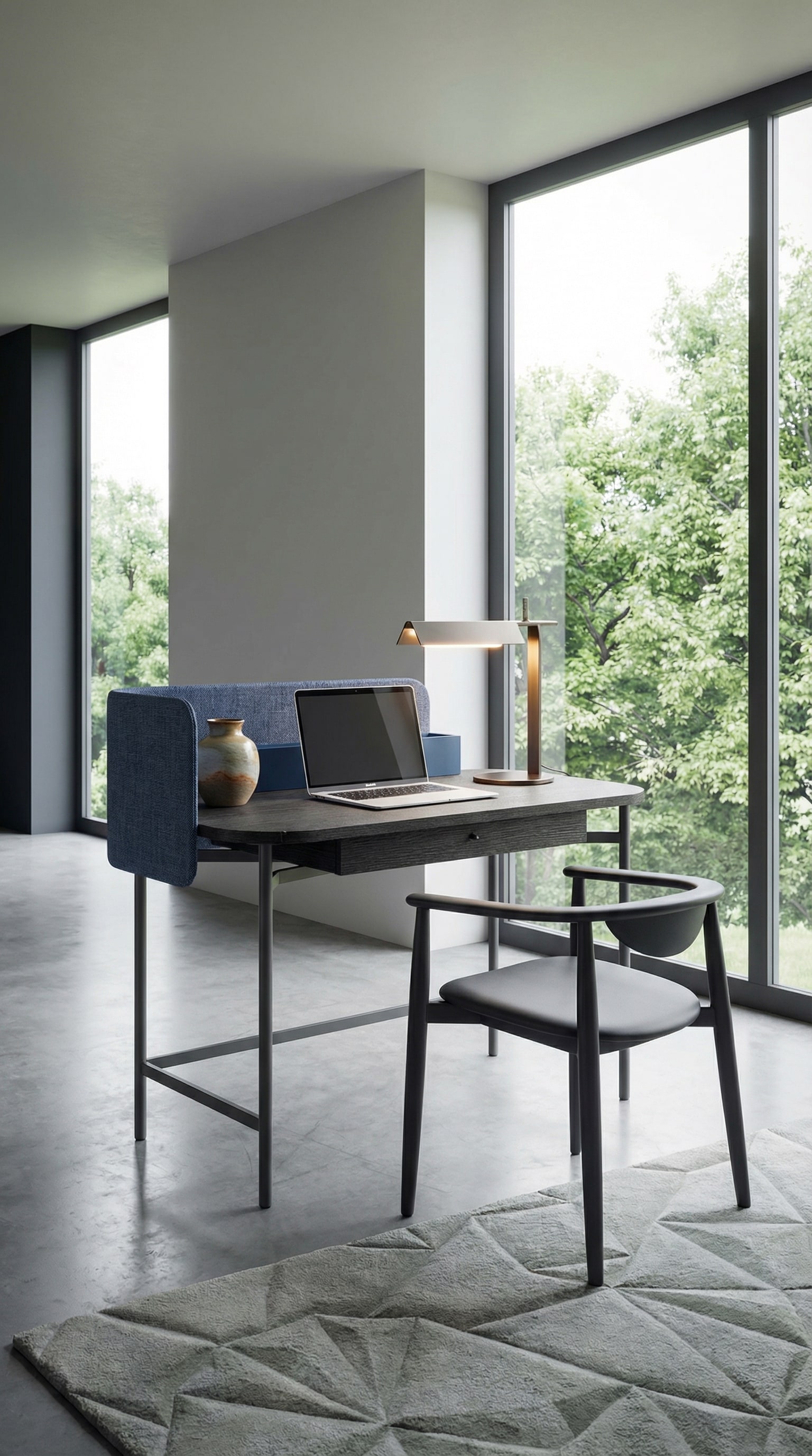 Een elegant, compact Novamobili bureau Ninfea met stoffen achterwand in een lichtdoorstroomde woonkamer. Een elegant, compact Novamobili bureau Ninfea met stoffen achterwand in een lichtdoorstroomde woonkamer.