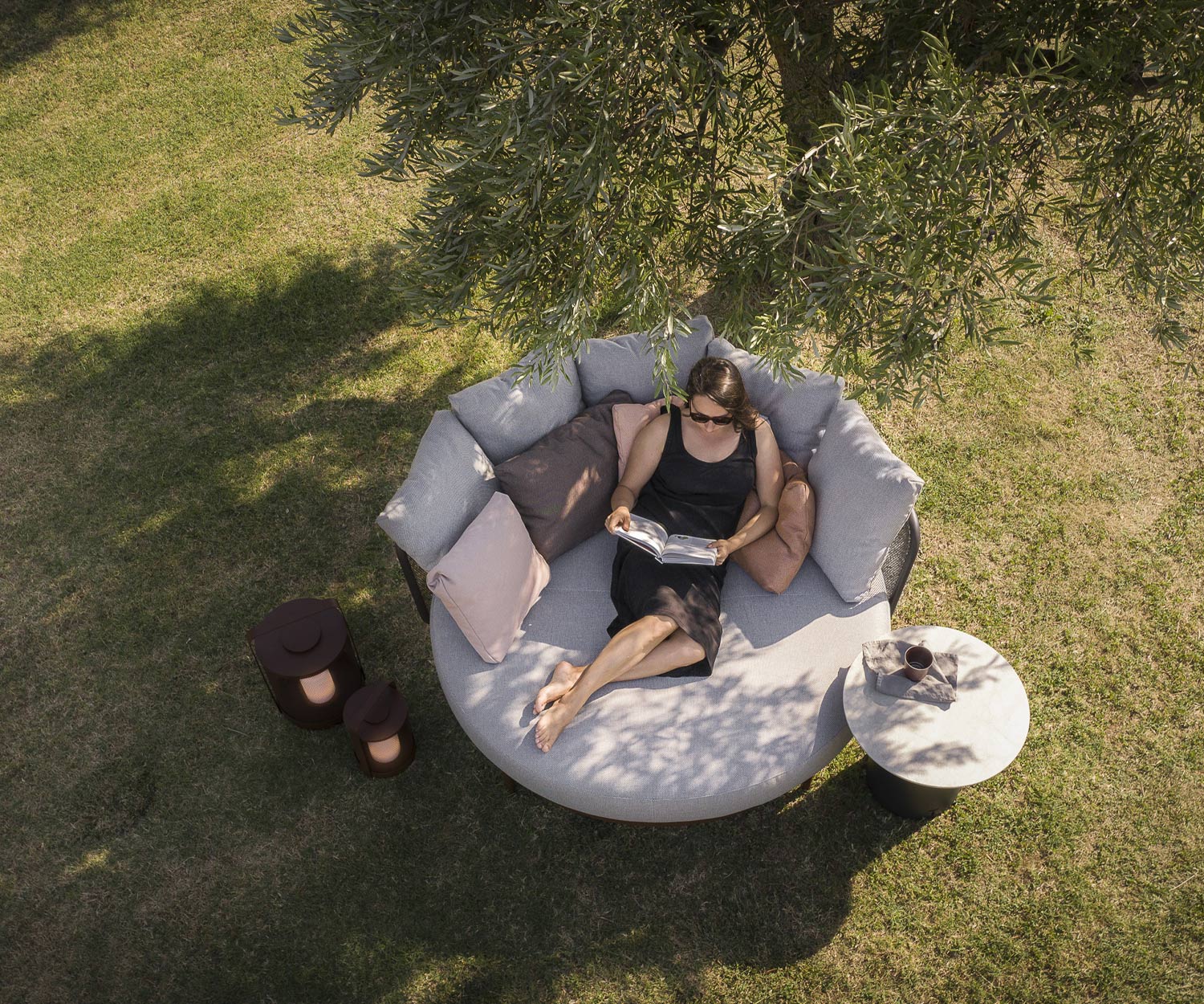 Contemplation Todus Baza Round Designer Daybed dans le jardin sous l'arbre Contemplation Todus Baza Round Designer Daybed dans le jardin sous l'arbre
