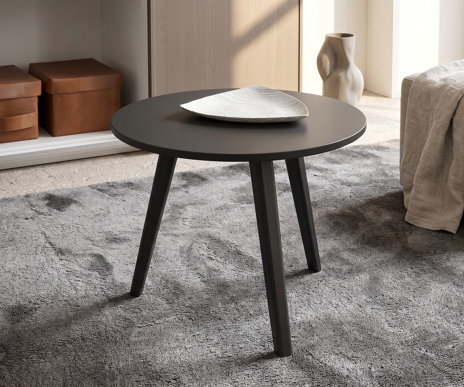 Table d'appoint ronde design Trio Table d'appoint de salon Trio par Novamobili. Table basse ronde gris foncé au design moderne avec trois pieds en bois.