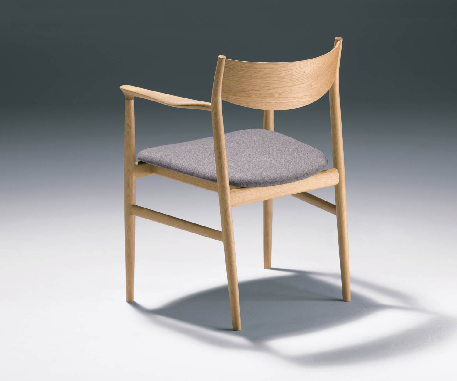 Conde House Kamuy Design fauteuil in massief eiken rugleuning
