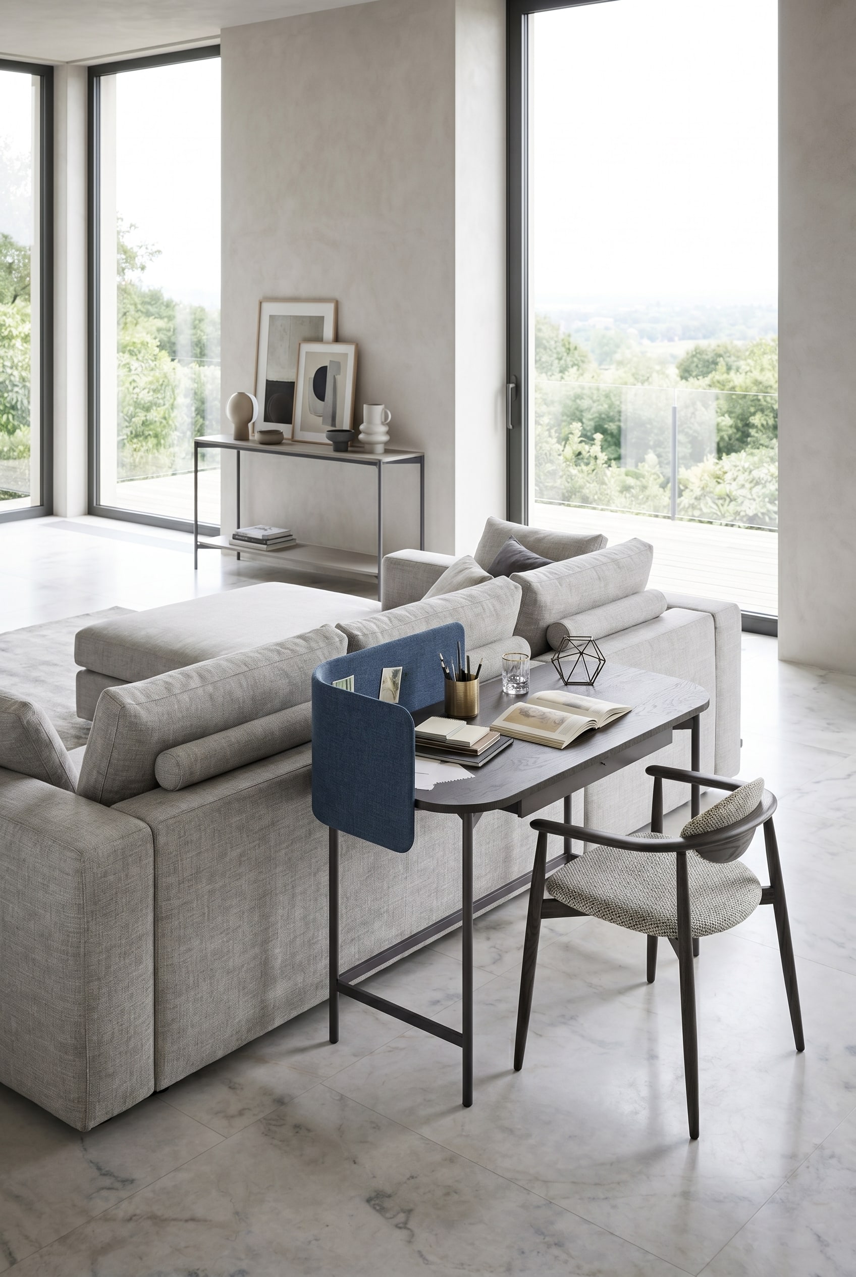 Salon ouvert avec bureau marron foncé, panneau d'intimité bleu et fauteuil gris