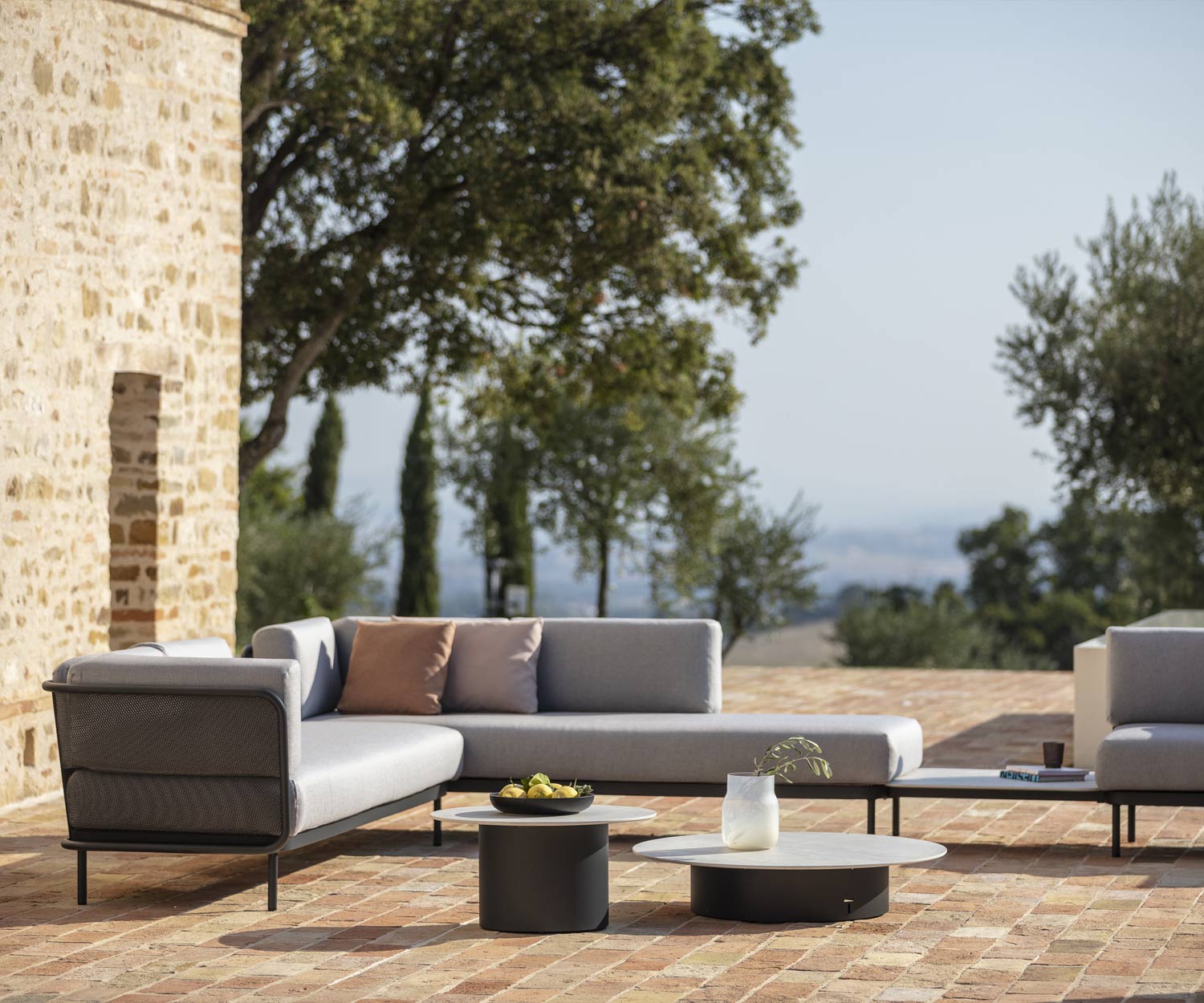 Design tuinbank Baza van Todus op een terras in mediterraan klimaat