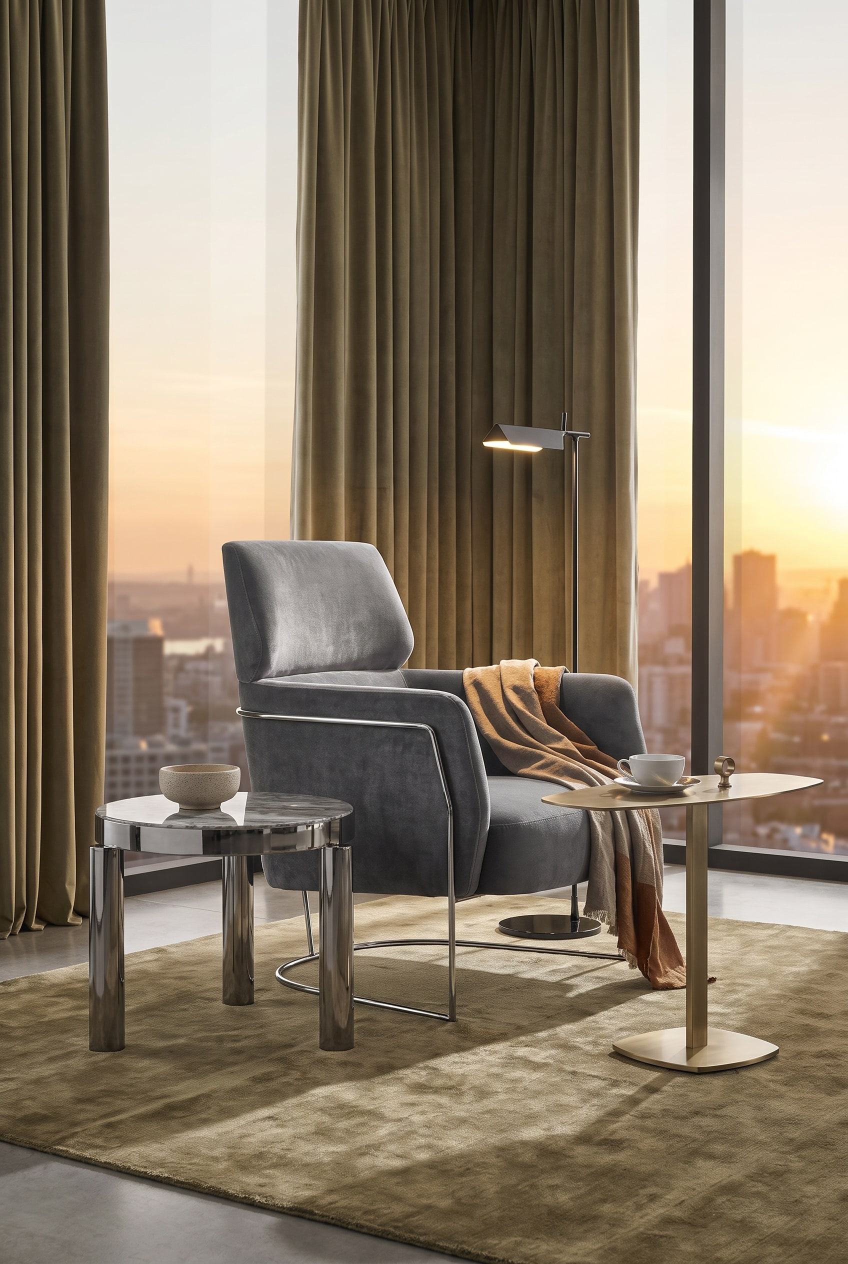 Coin lounge avec un fauteuil en velours kaki sur une structure filigrane en chrome et un lampadaire minimaliste