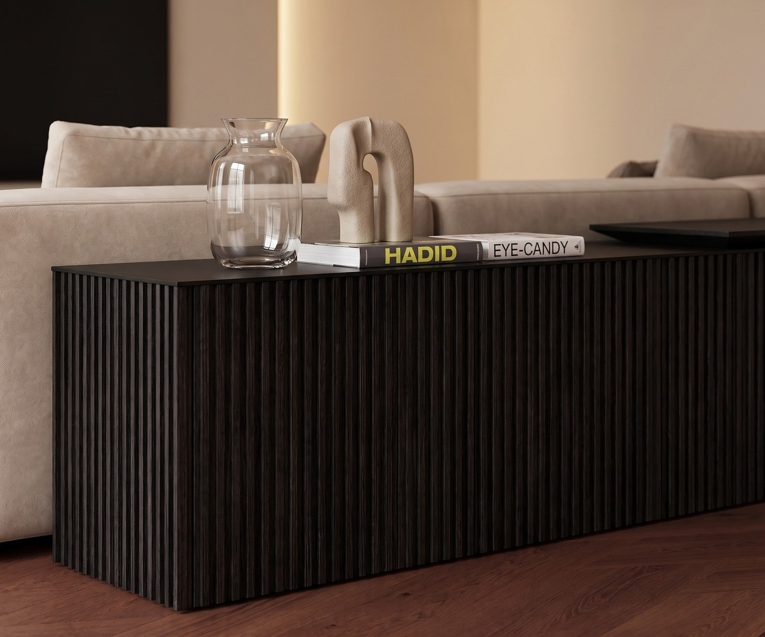 Buffet Punt Velasca en chêne noir à tasseaux Buffet Punt Velasca en chêne noir strié placé derrière un canapé dans un salon moderne.