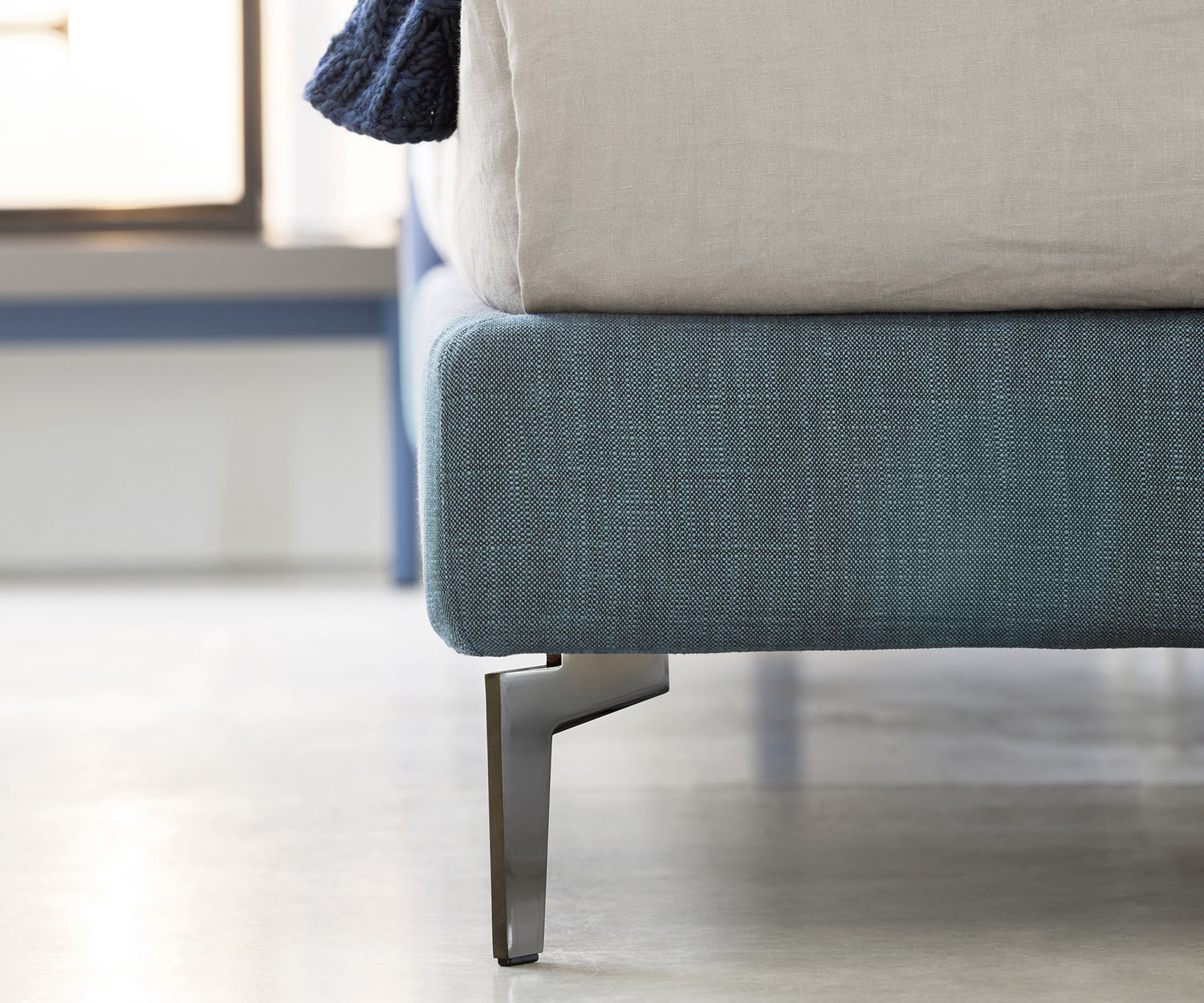 Detail van de smalle voet van het Novamobili design gestoffeerde bed Margot Detail van de smalle voet van het Novamobili design gestoffeerde bed Margot