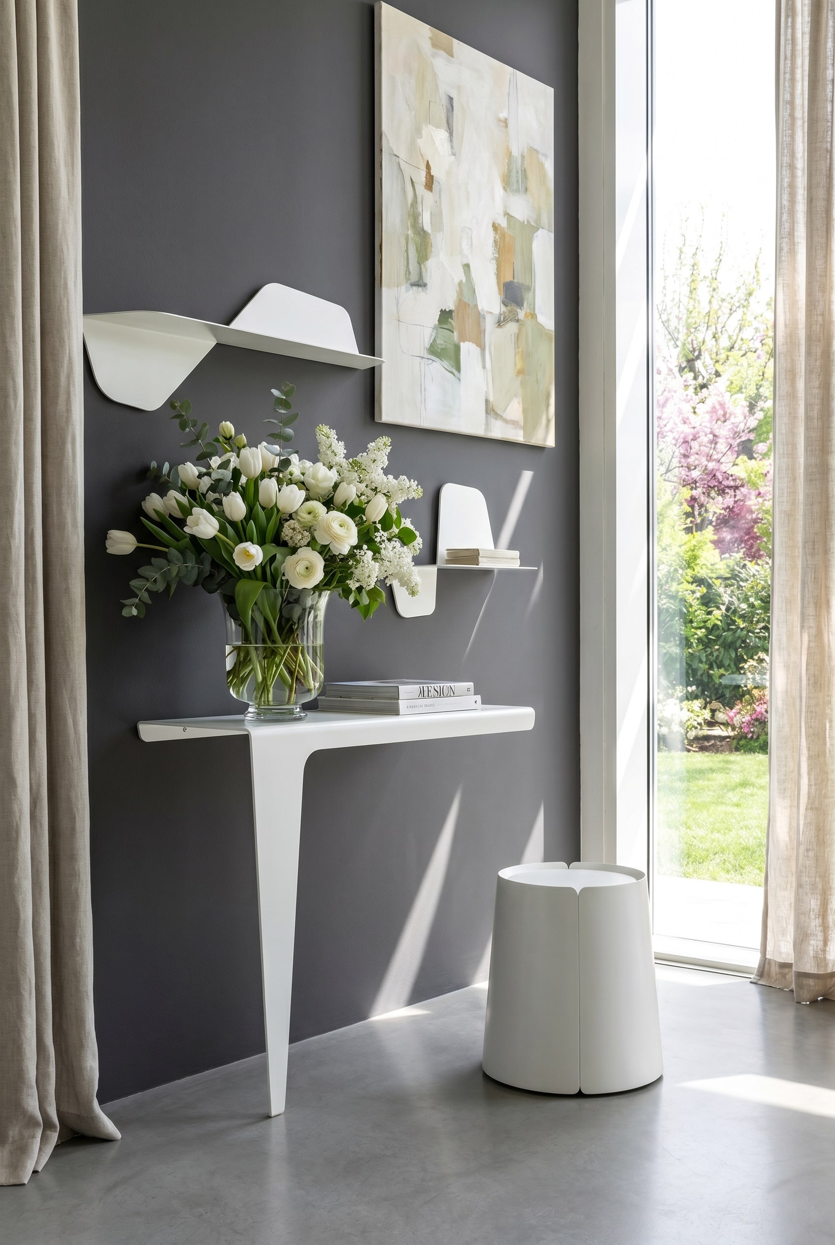 Entr&eacute;e avant-gardiste avec console asym&eacute;trique en m&eacute;tal blanc, tabouret sculptural, &eacute;tag&egrave;res murales puristes et une baie vitr&eacute;e du sol au plafond
