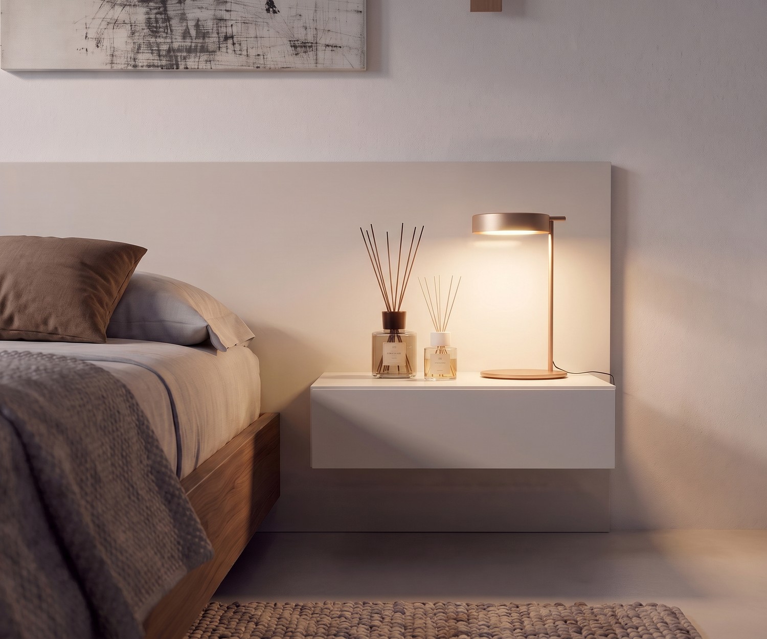 Table de chevet suspendue Easy de Novamobili avec un tiroir blanc, décorée d'une lampe moderne dans une chambre épurée.