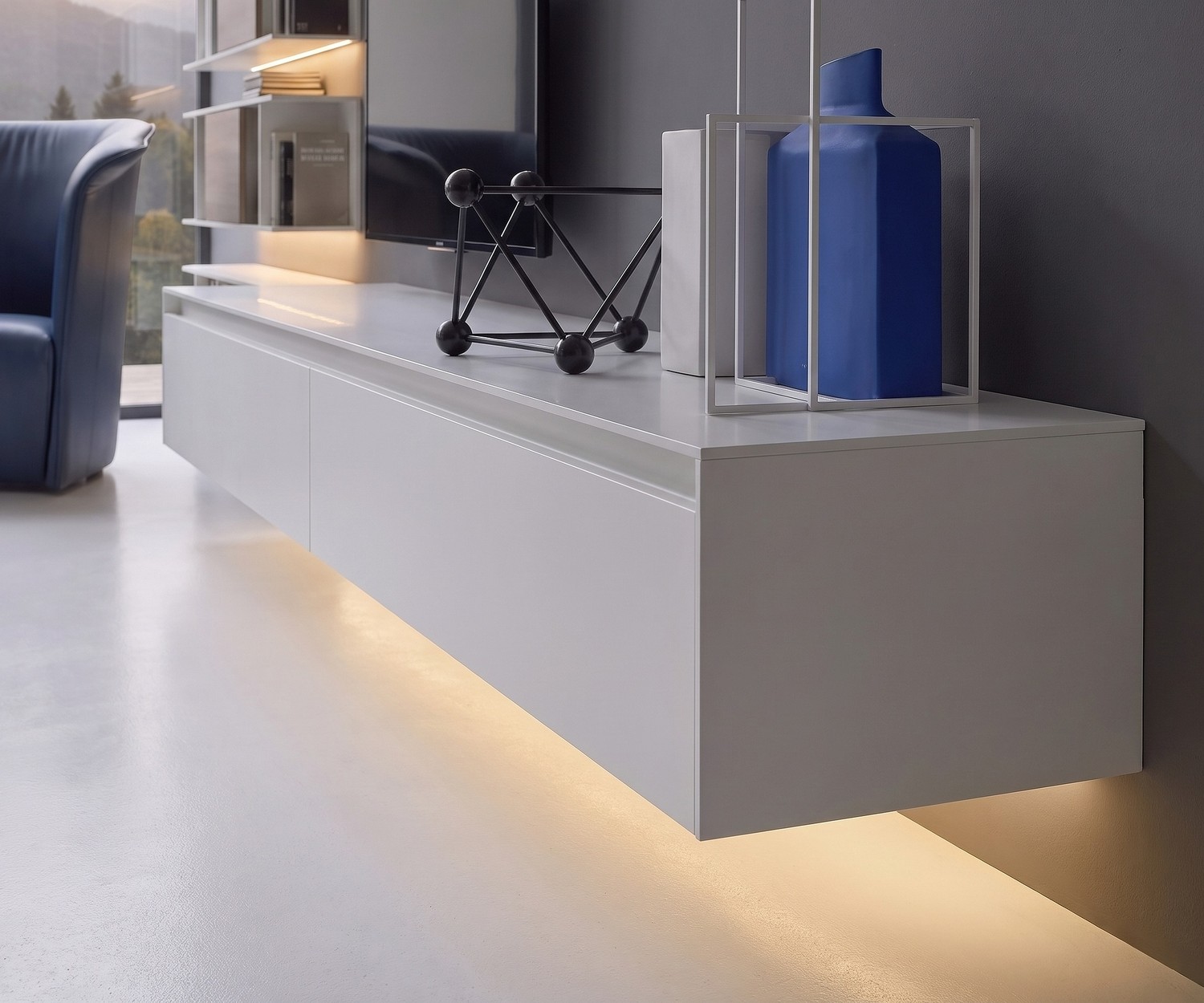 Zwevend TV-meubel Novamobili Reverse Zwevend TV-meubel Novamobili Reverse in wit met sfeervolle LED-onderverlichting in de woonkamer