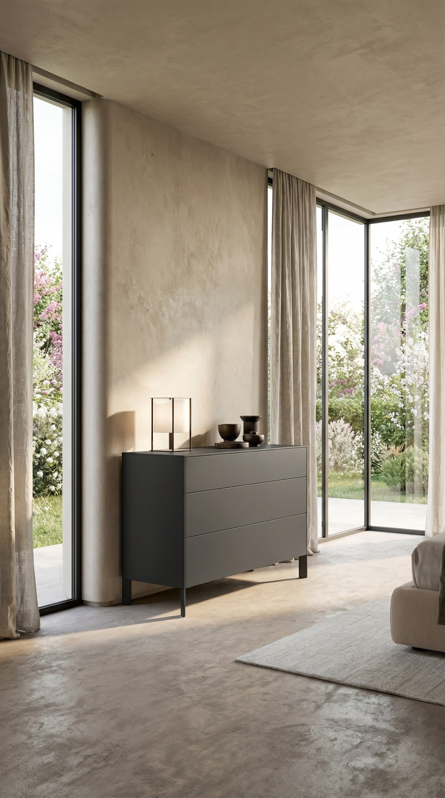 Donkergrijze minimalistische commode voor beige muur met zacht lentelicht Donkergrijze minimalistische commode voor beige muur met zacht lentelicht