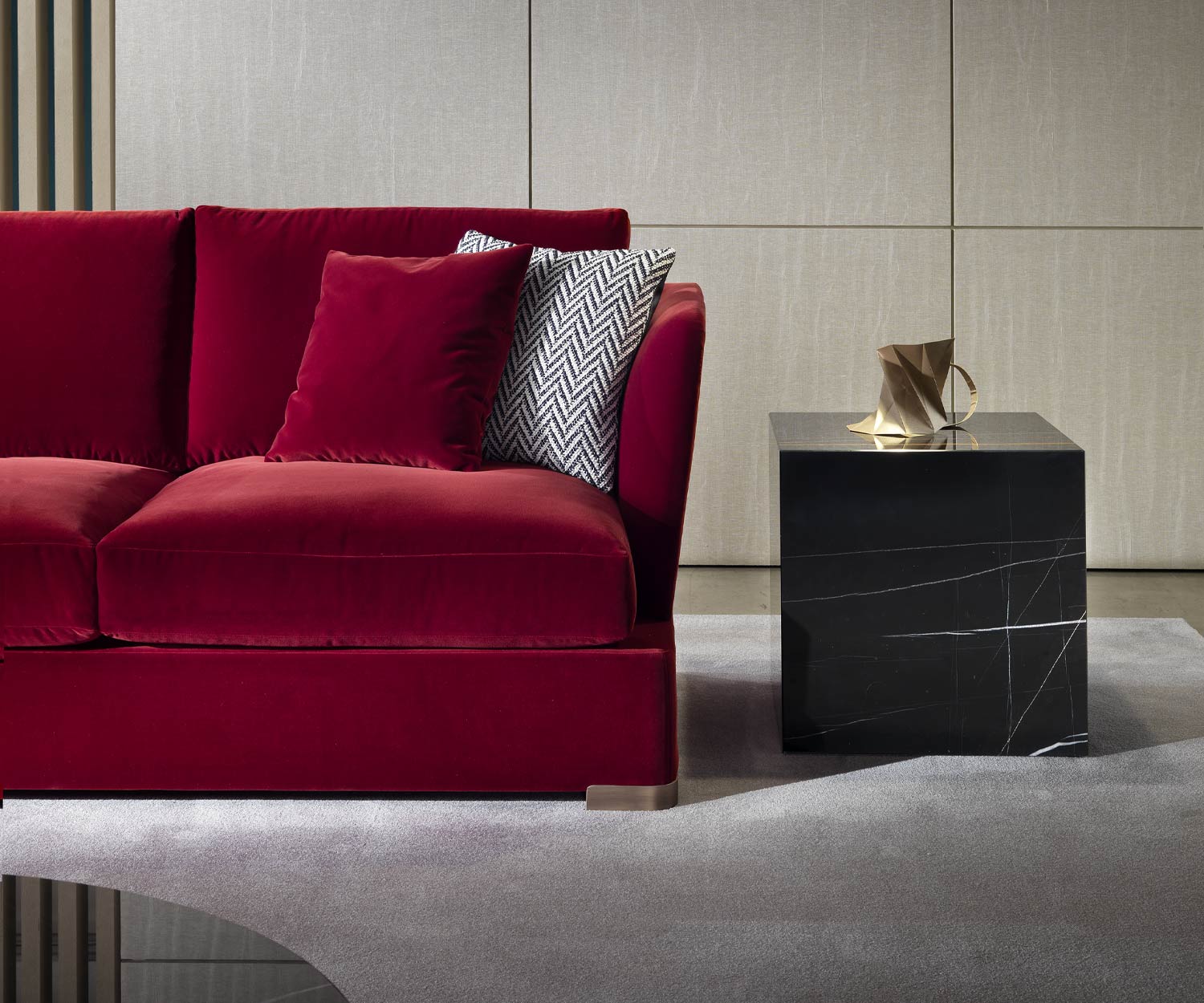 Exclusief Marelli Bijzettafel Thor naast bank Carrara marmer wit Exclusief Marelli Bijzettafel Thor naast bank Carrara marmer wit