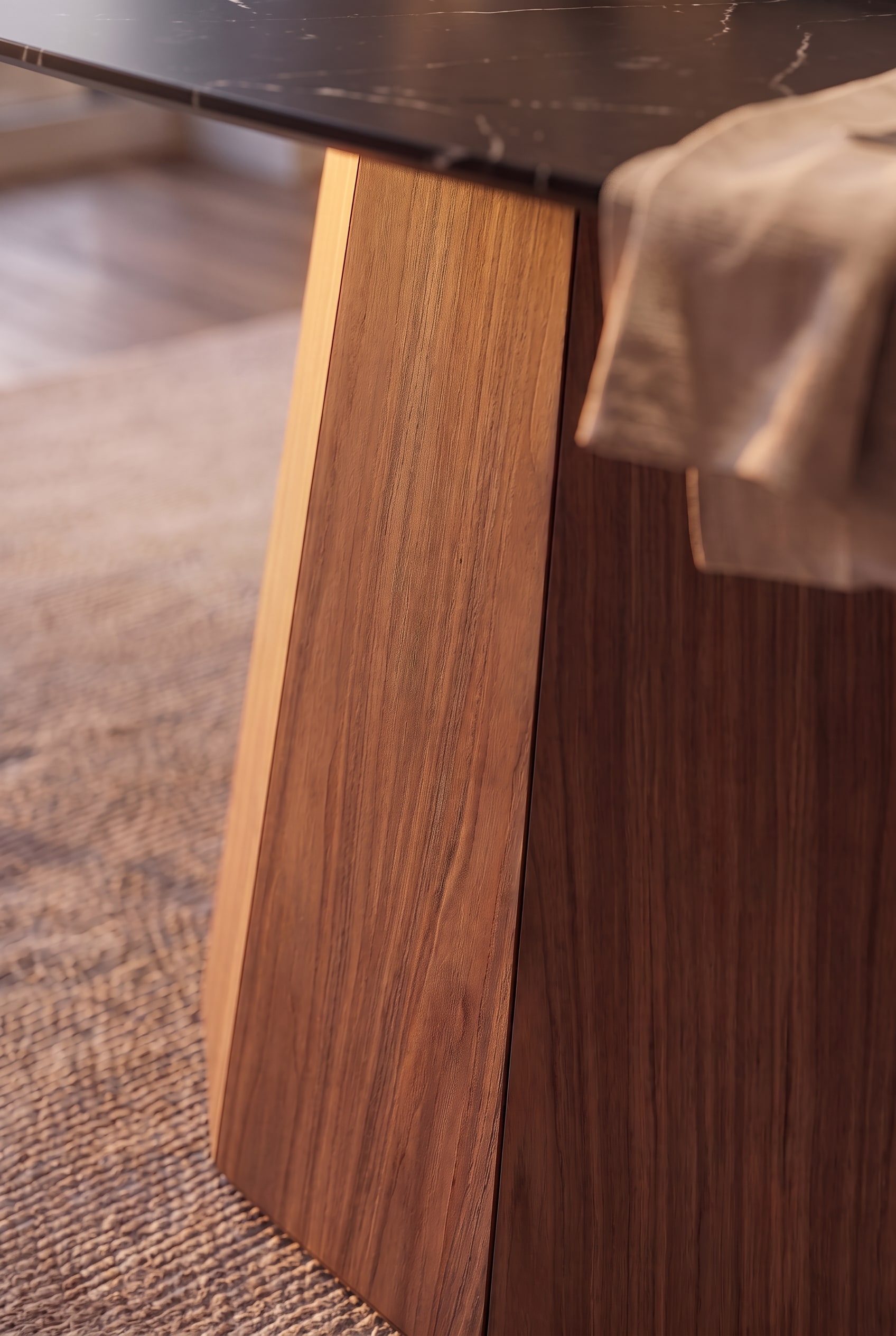 Gros plan du piètement de table polygonal en placage de noyer chaud et impeccable.