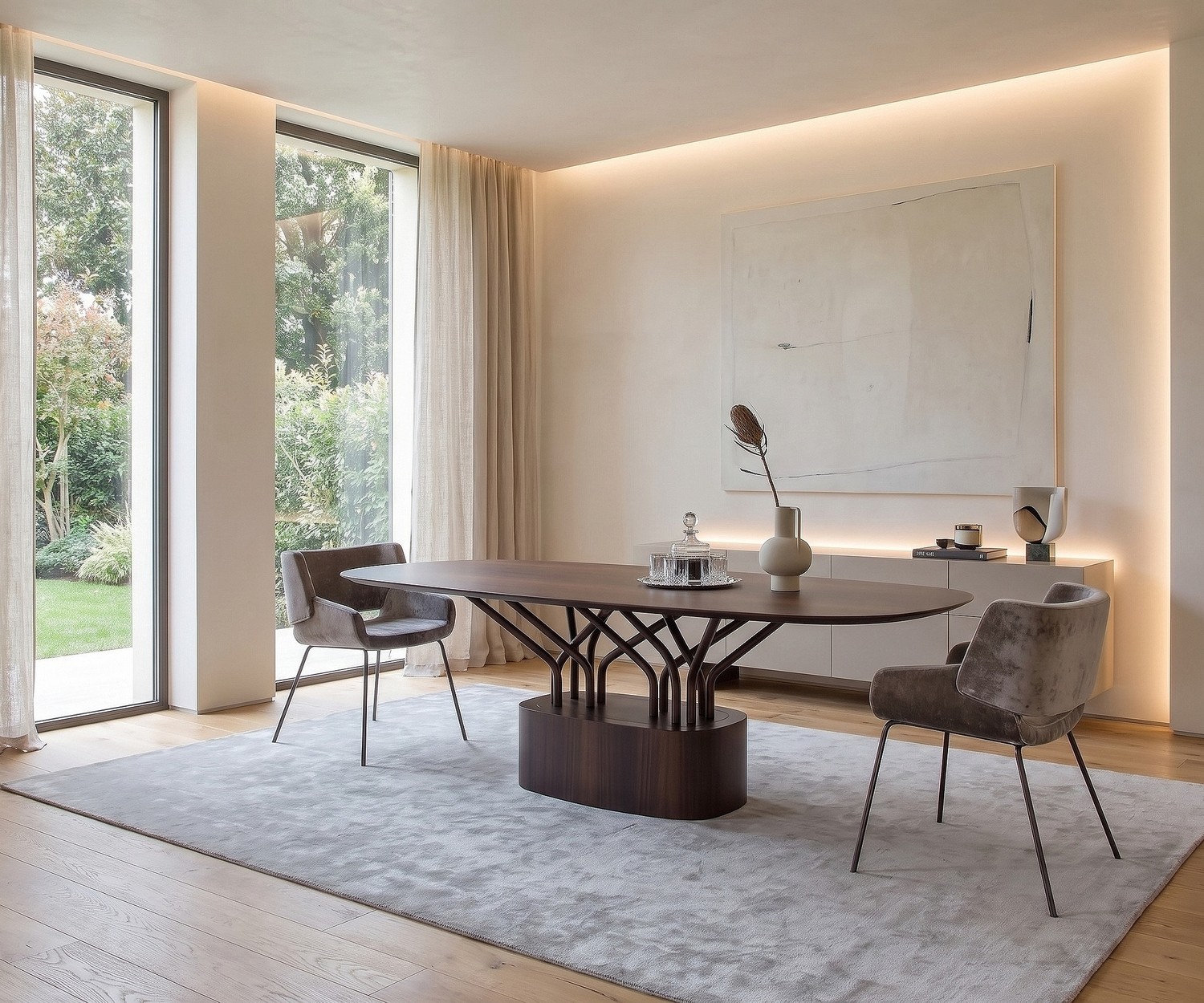 al2 wood-oo 001 a ovalen design eettafel van hout Ovalen al2 wood-oo 001 a eettafel van donker hout in een moderne eetkamer met grijze stoelen en vloerkleed.