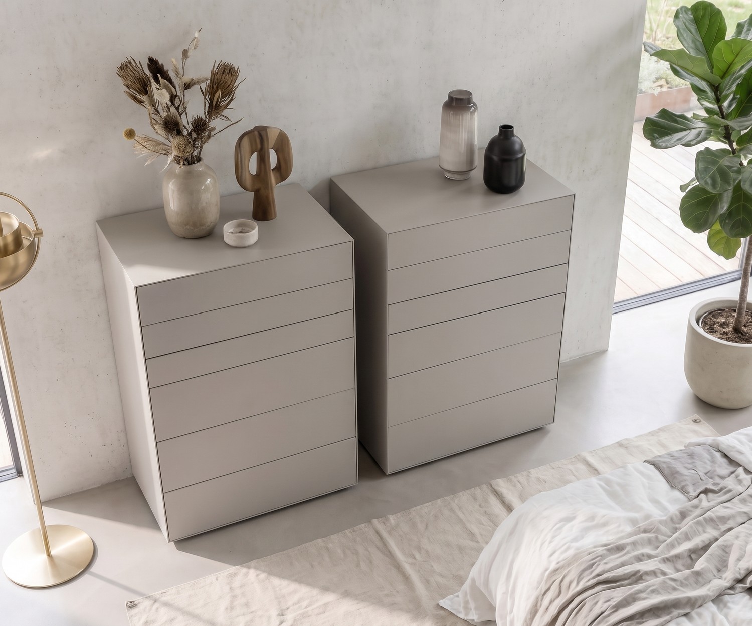 Livitalia Ecletto minimalistische hoge ladekast Livitalia Ecletto hoge commode voor de slaapkamer, minimalistisch design in mat lichtgrijs met greeploze laden.