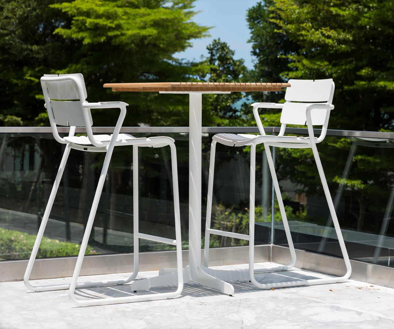 Exclusif Oasiq Ceru Table de bar design châssis blanc teck bois plateau de table avec chaises de bar Exclusif Oasiq Ceru Table de bar design châssis blanc teck bois plateau de table avec chaises de bar