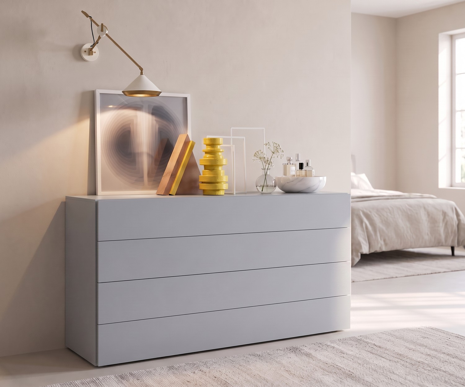 Commode à 4 tiroirs Novamobili Easy Commode Novamobili Easy moderne à 4 tiroirs gris clair pour chambre, décorée de vases et cadre sous une applique murale.
