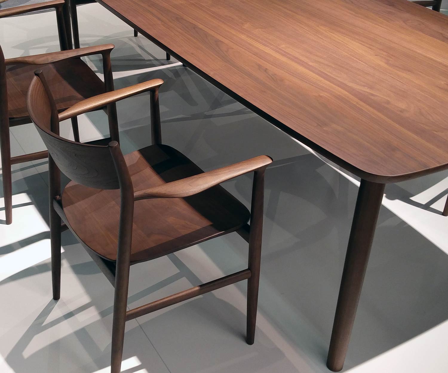 Conde House Kamuy Design tafel & stoel met stoelframe in massief notenhout Conde House Kamuy Design tafel & stoel met stoelframe in massief notenhout