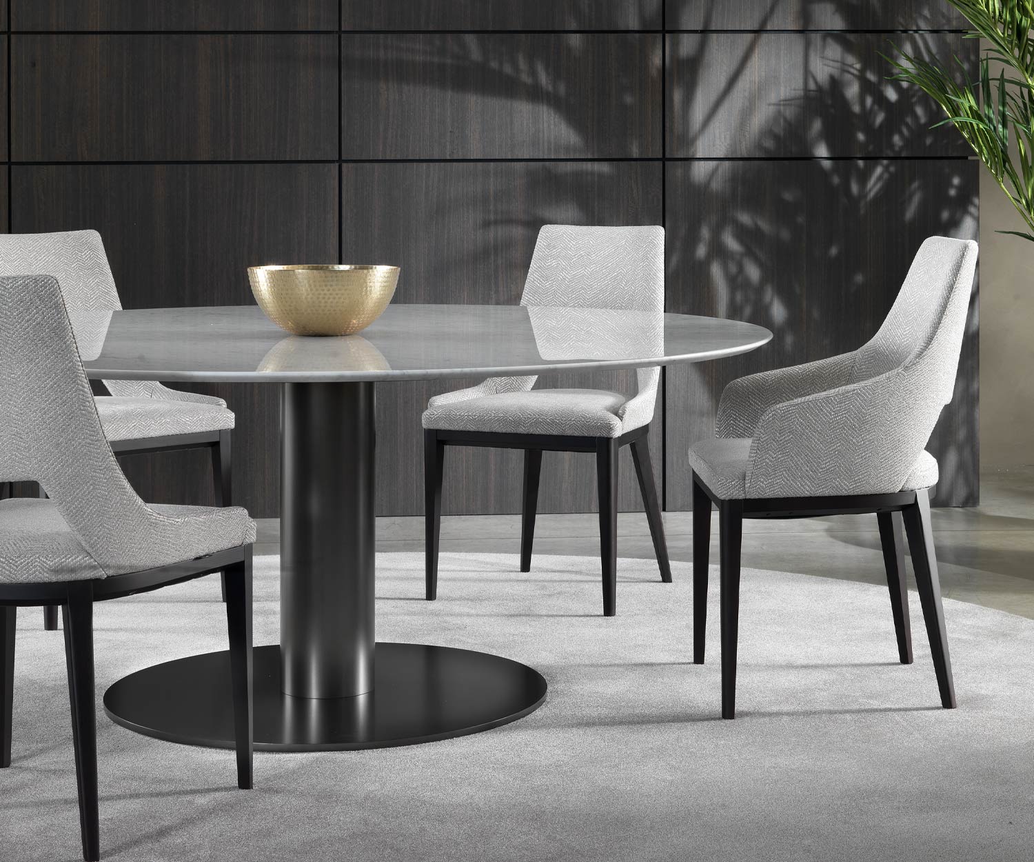Elegante marmeren design eettafel Marelli Break in eetkamerzone met vier eetkamerstoelen