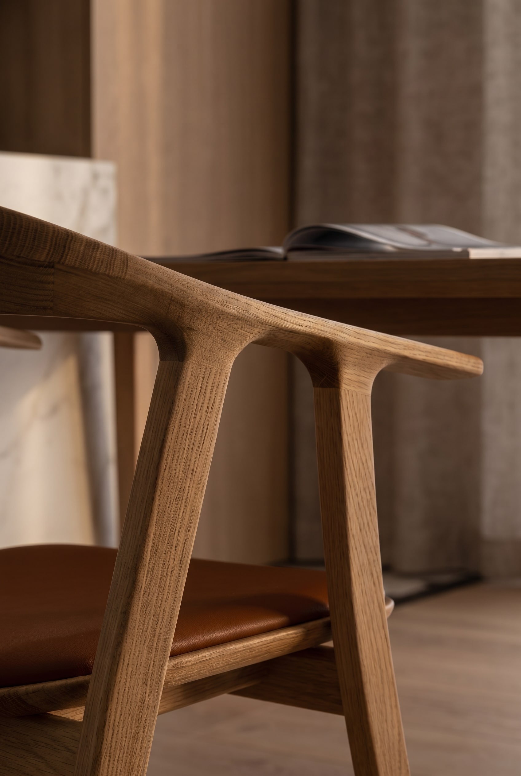 Gros plan sur le grain du bois d'une chaise en bois de haute qualité