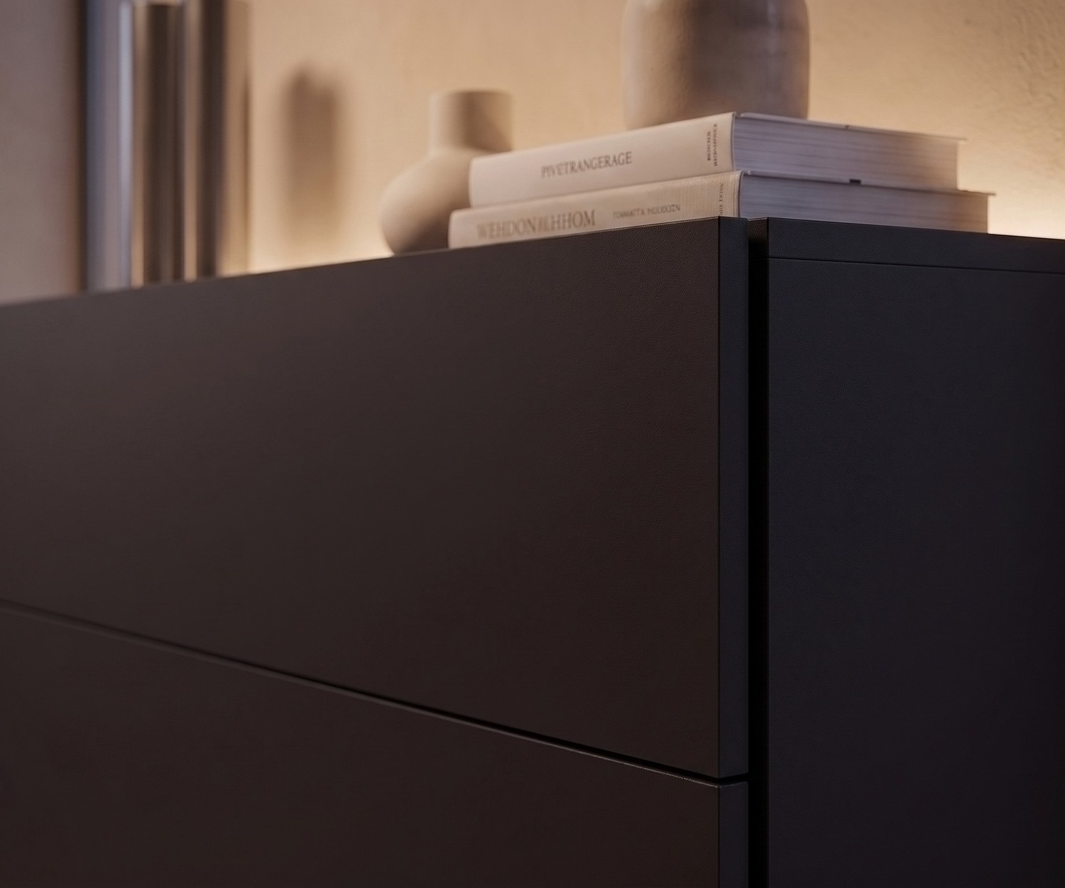 Commode suspendue Easy de Novamobili en noir, meuble de rangement design sans poignée pour chambre ou salon moderne.