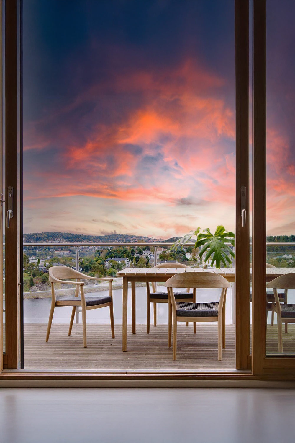 grand-balcon-avec-meubles-de-jardin-en-teck-de-haute-qualité