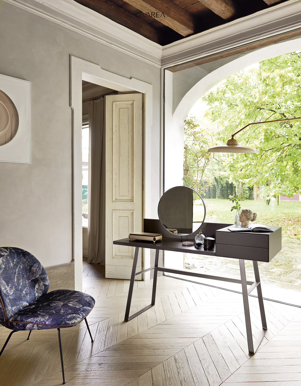 Magnifique coiffeuse avec miroir et deux tiroirs Magnifique coiffeuse avec miroir et deux tiroirs