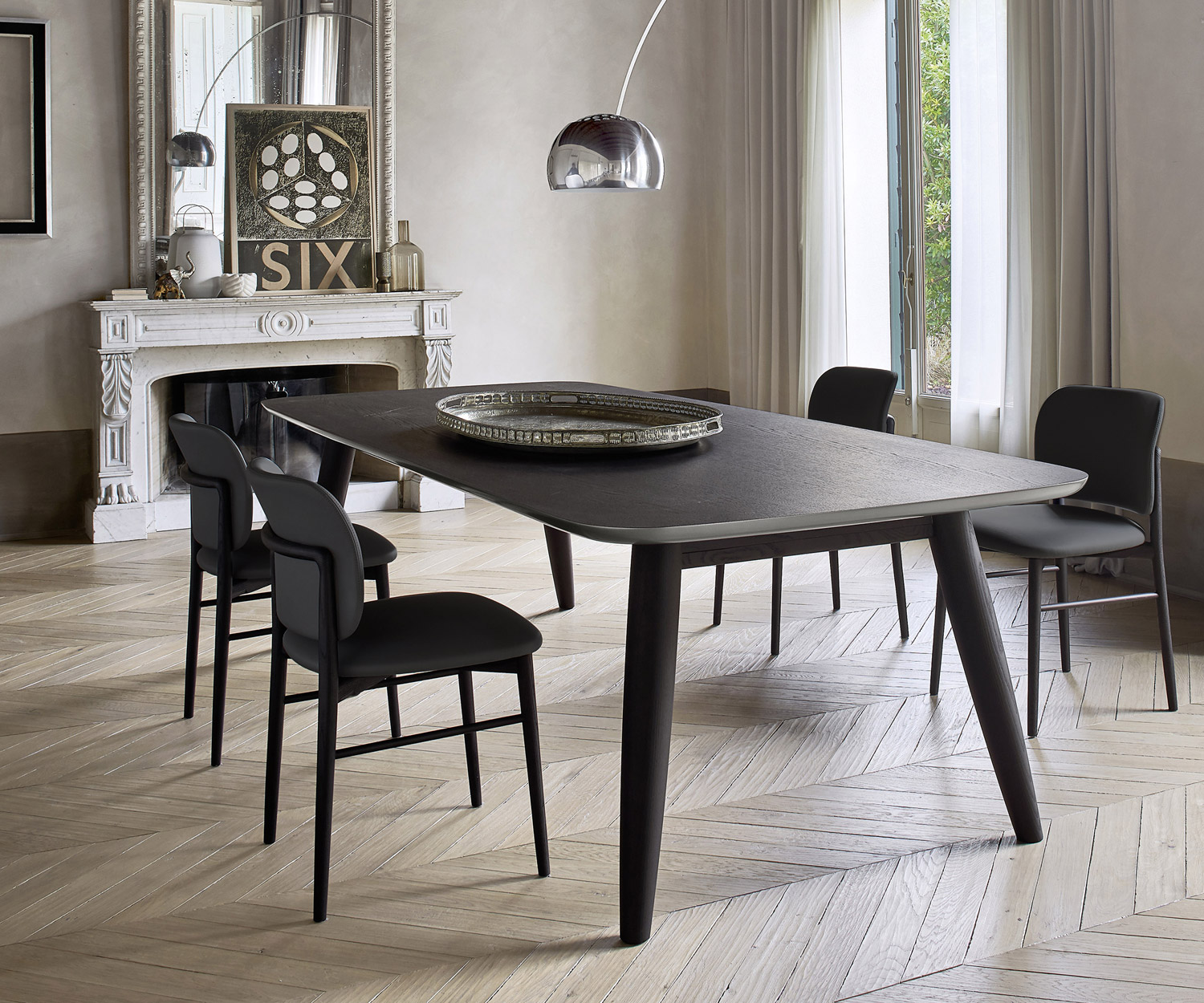 Modern Livitalia Design eetkamerstoel Alice aan grote tafel houten frame